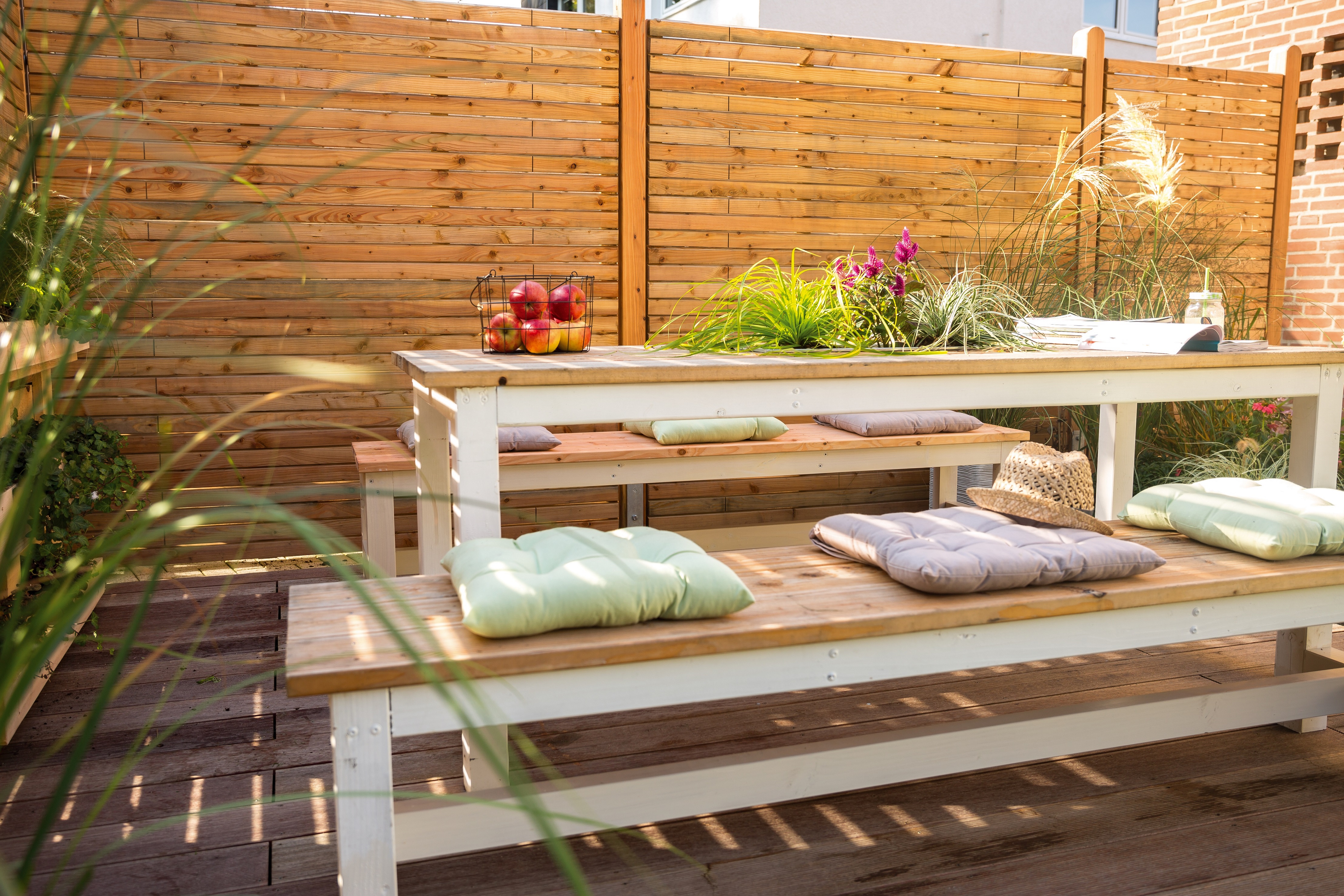 Sichtschutzzaun mit Gräsern begrünt