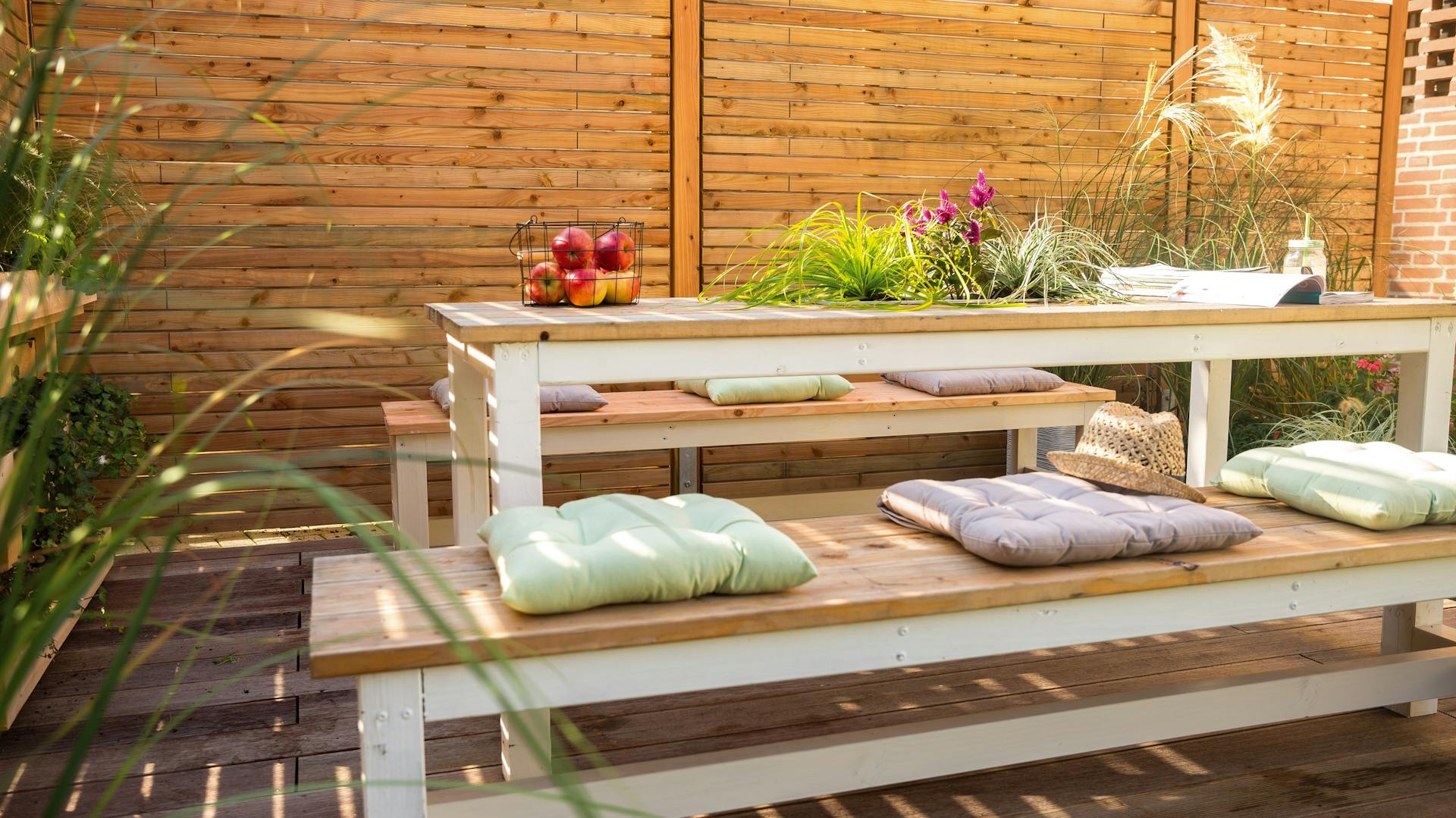 Sichtschutzzaun mit Gräsern begrünt