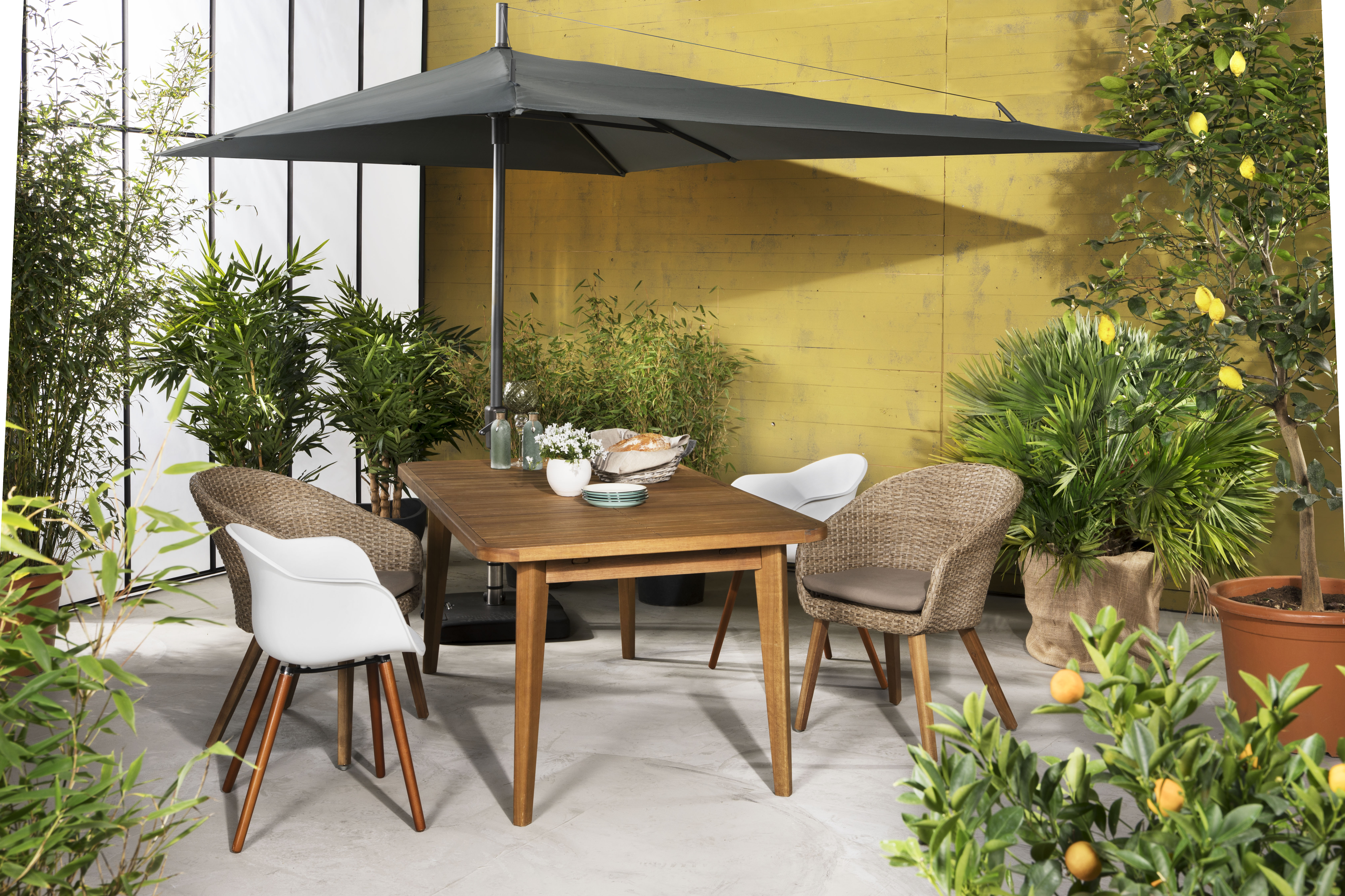 Balkon mit Sitzgelegenheit und Sonnenschirm