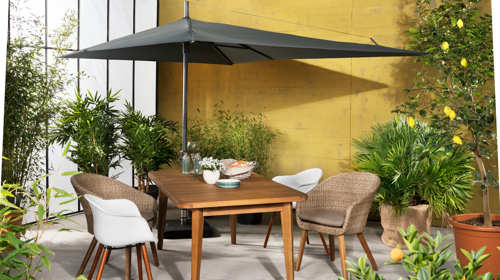 Balkon mit Sitzgelegenheit und Sonnenschirm