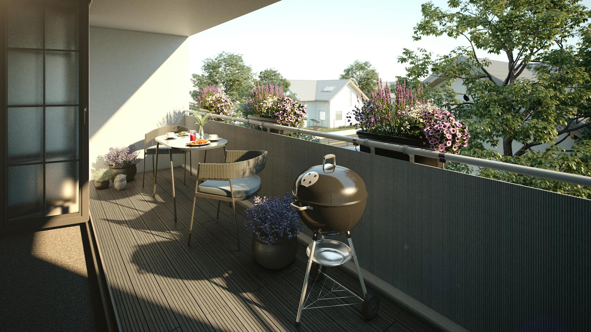 Kleiner Balkon mit einem Kugelgrill