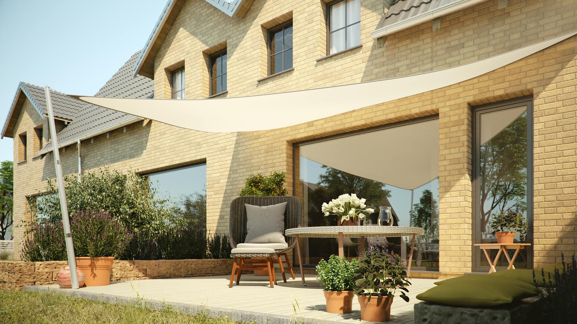 Terrasse neben Haus mit einem großen Sonnensegel