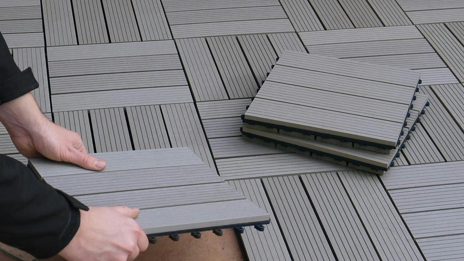 Heimwerker verlegt Klickfliesen