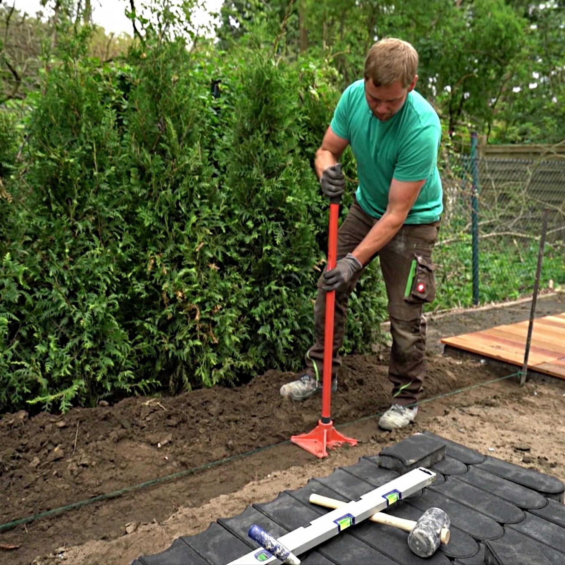 Untergrund mit Handstampfer verdichten