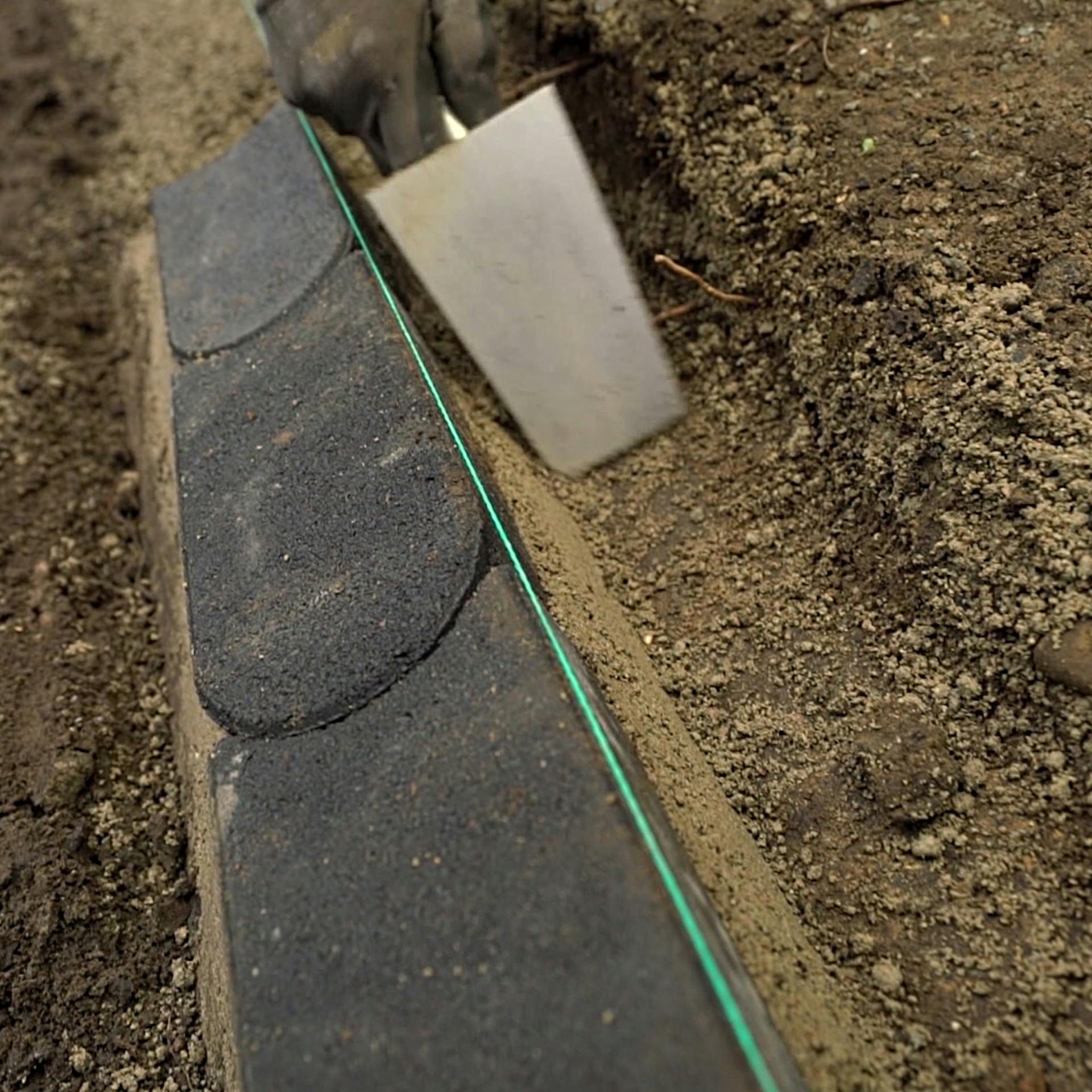 Beton an Mähkante abstreifen