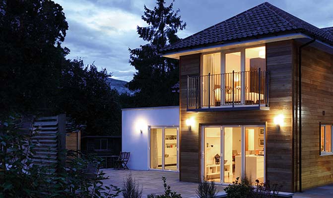 Bett mit Wandleuchten.