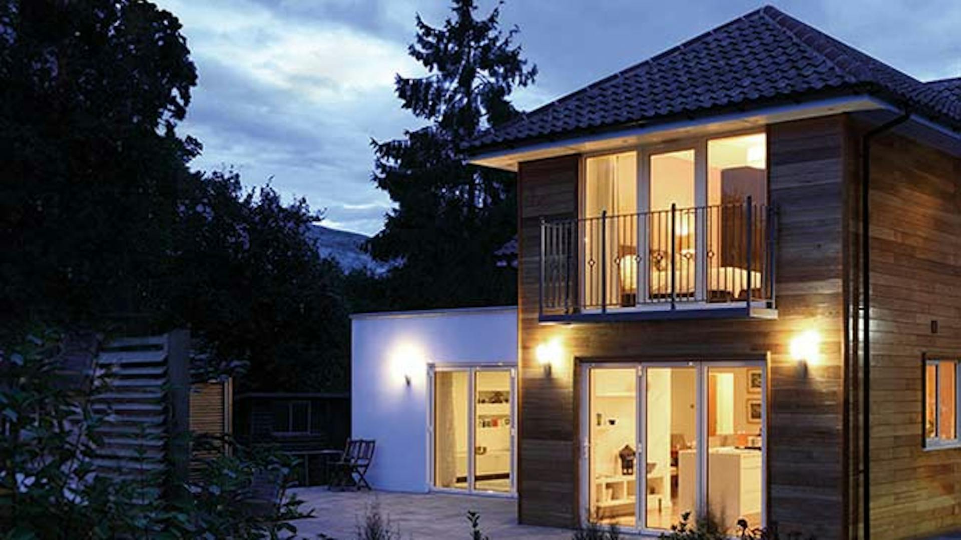 Bett mit Wandleuchten.