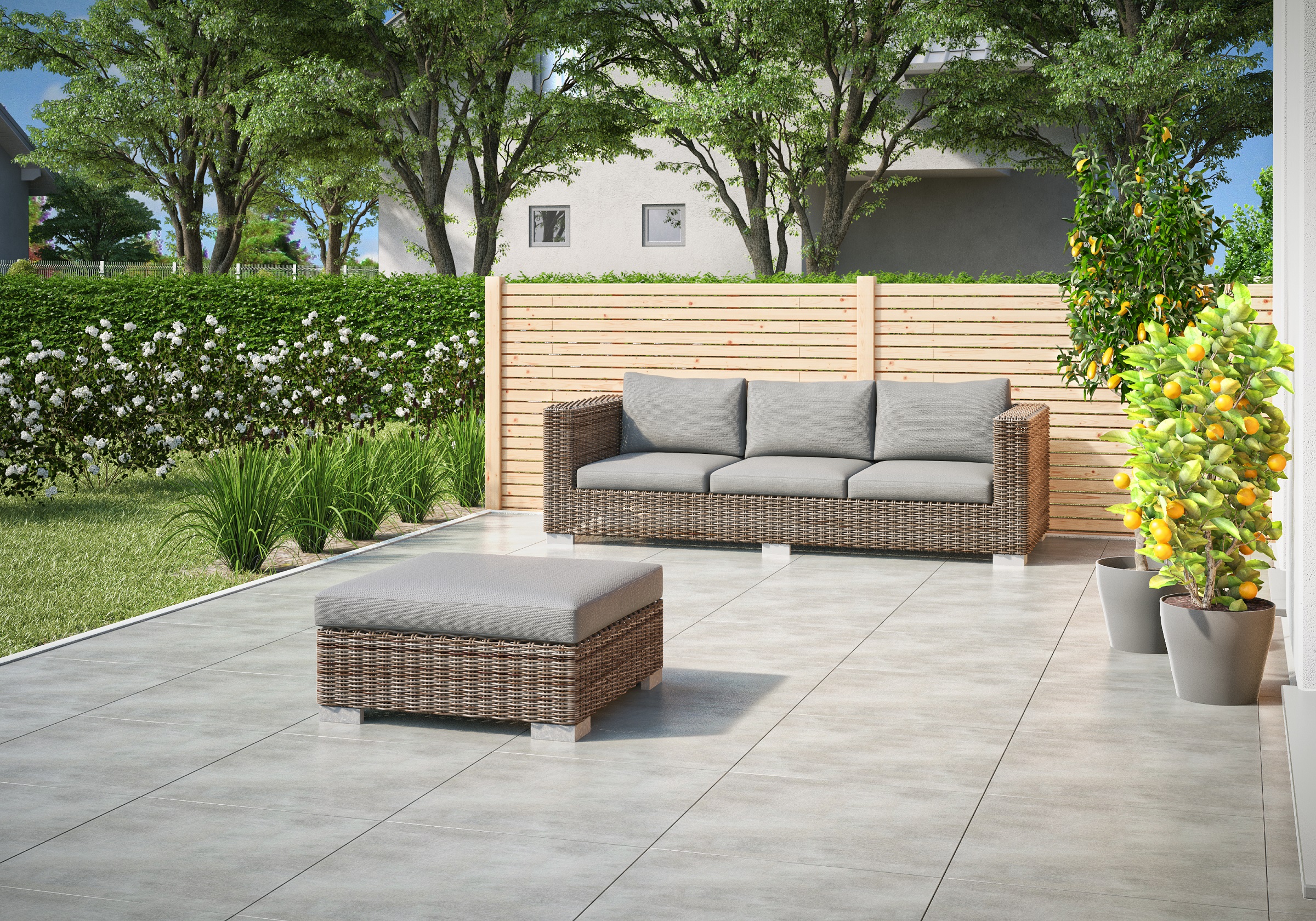 Terrazza con vista laterale, pavimento piastrellato, mobili lounge e piante di limoni in vaso.