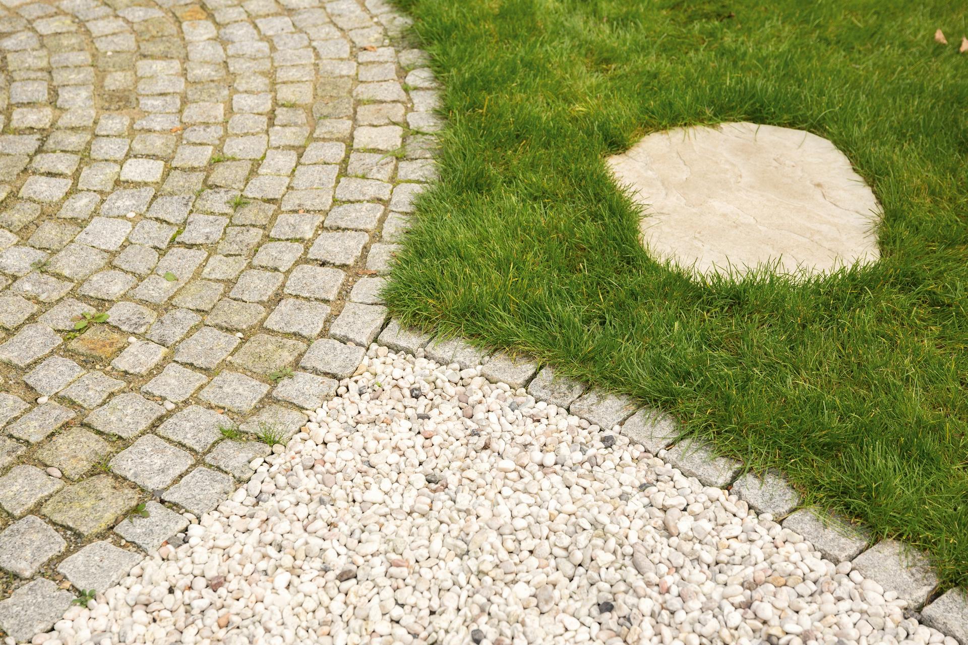 Kavicsból és térkőből kialakított kerti ösvény.