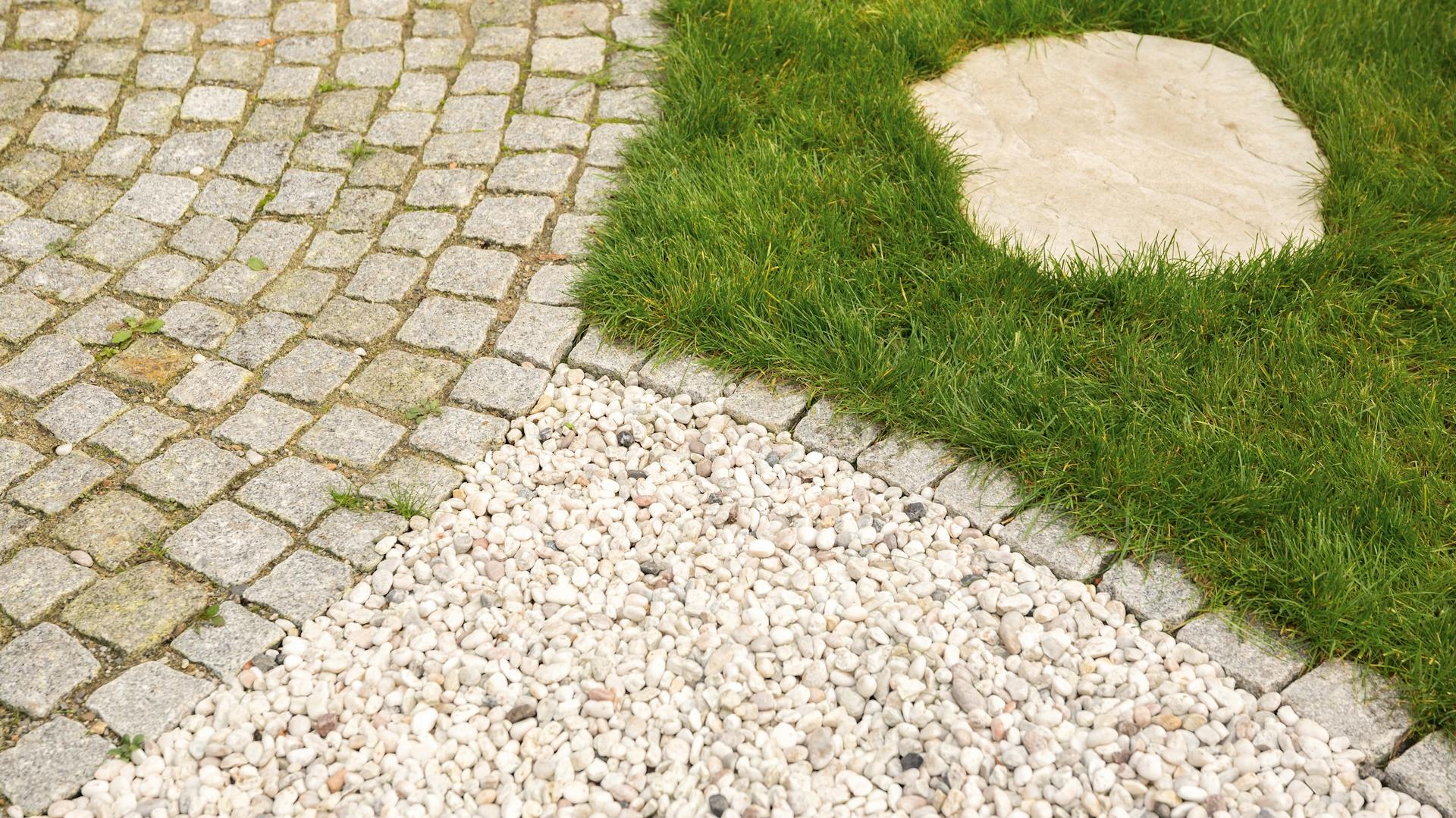 Ghiaia e selciati in combinazione come vialetto in giardino.