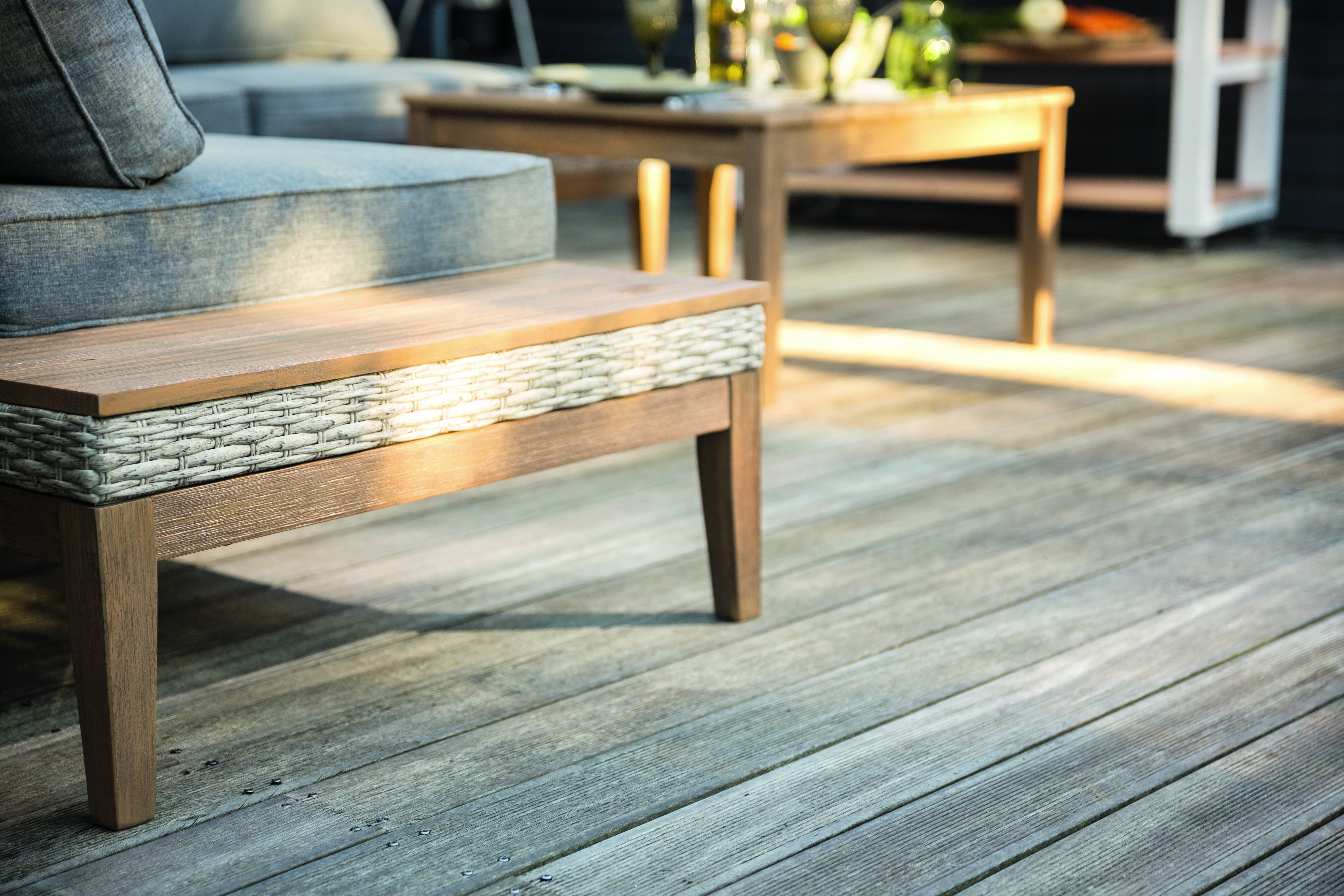 Terrasse mit Holzbelag und Gartenmoebeln