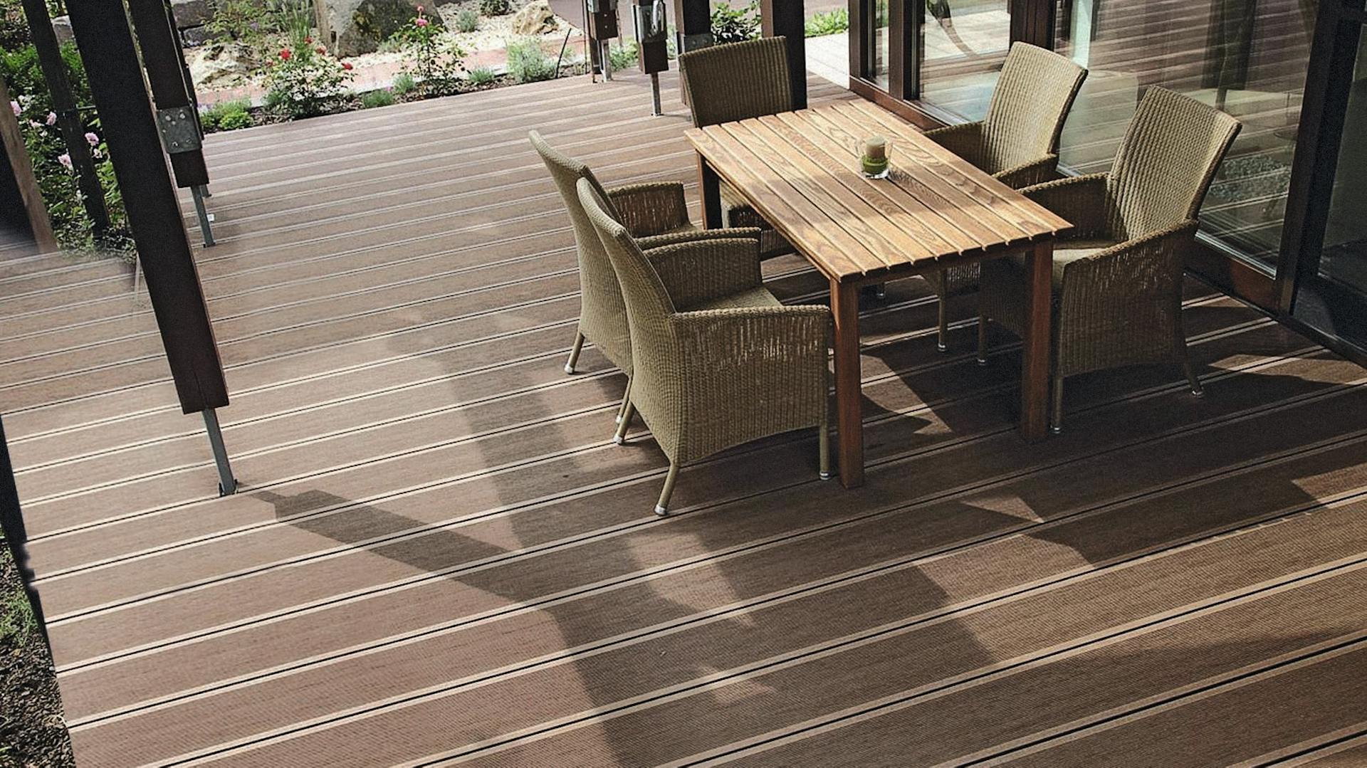 Sitzgruppe auf Terrasse mit WPC-Terrassendielen