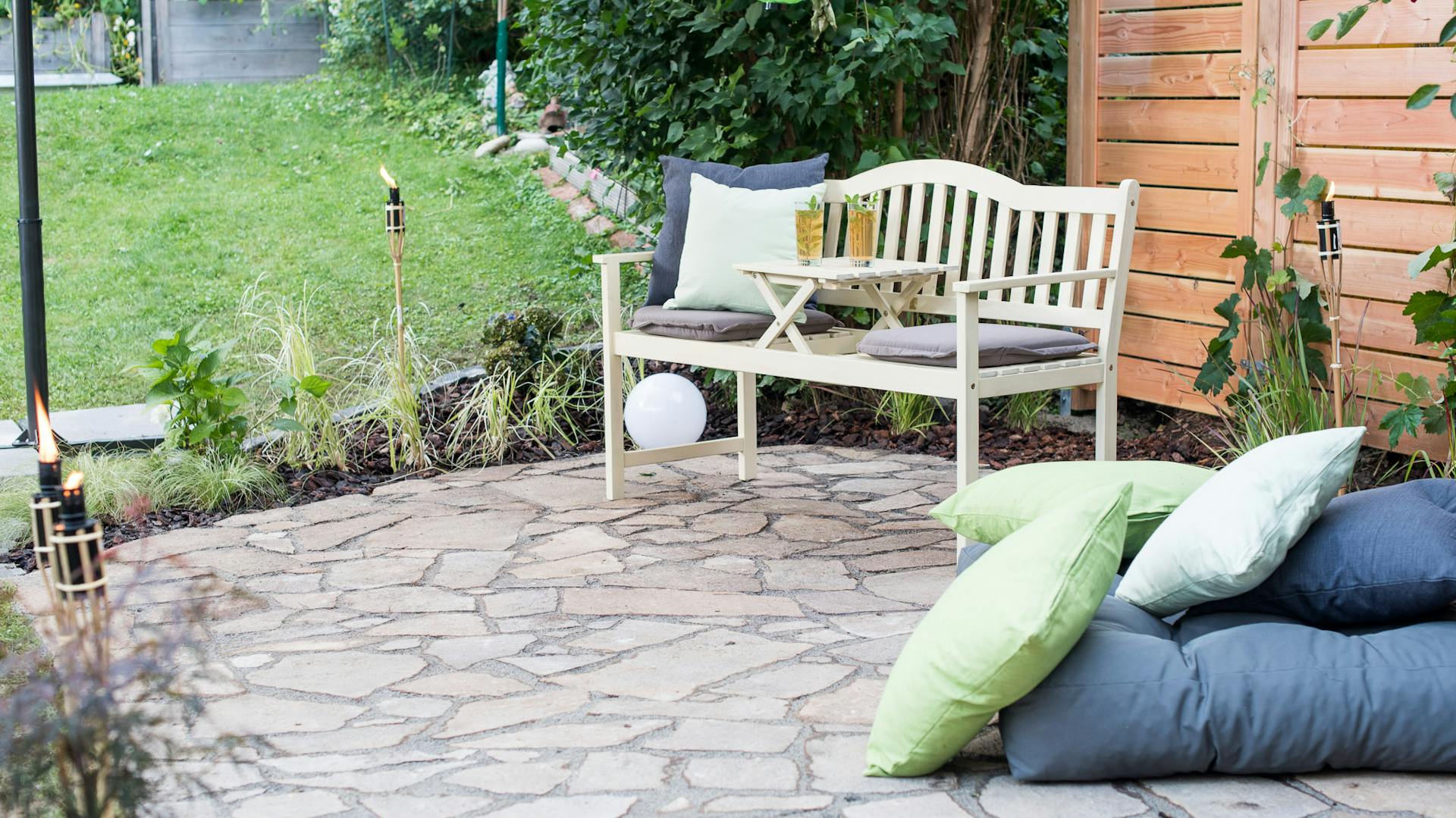 Terrasse mit Polygonalplatten und Sitzbank