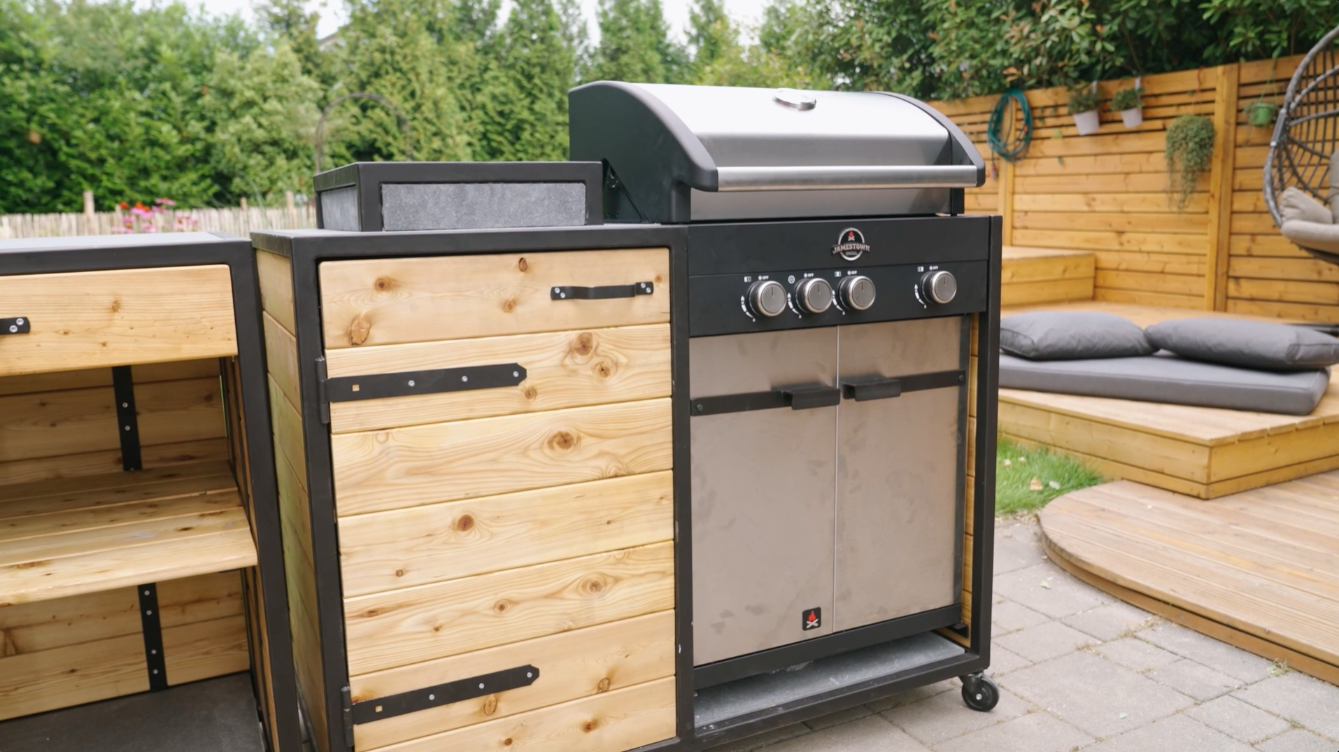 Cucina esterna con grill a gas incorporato.