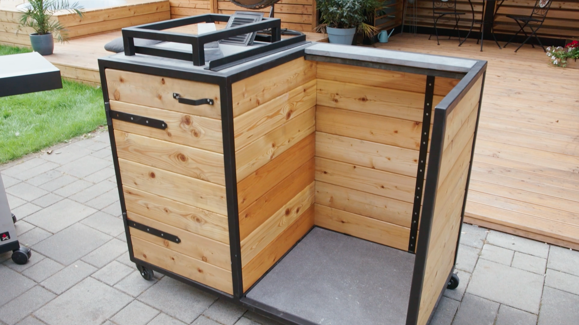 Cucina esterna con incavo per il grill a gas.