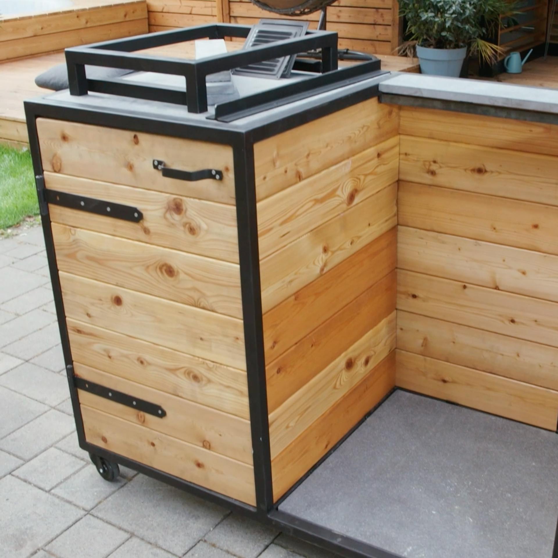 Cucina esterna con incavo per il grill a gas.