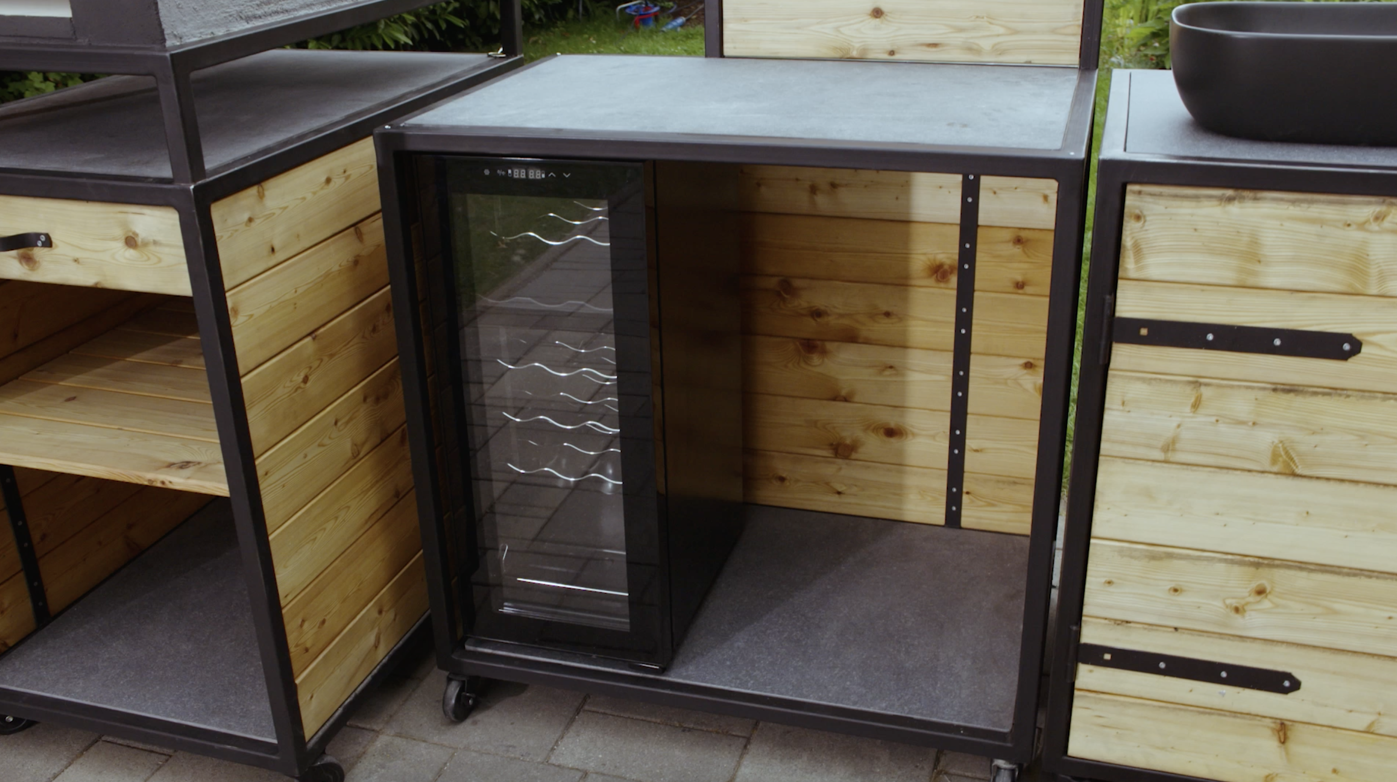 Un frigorifero che è stato integrato nella cucina esterna.