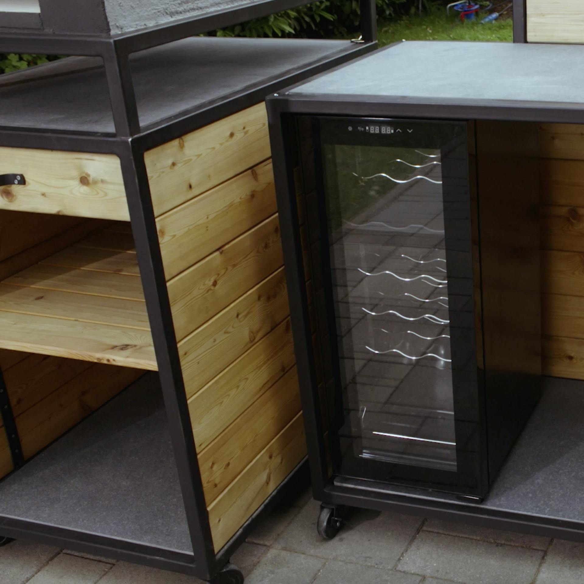 Un frigorifero che è stato integrato nella cucina esterna.