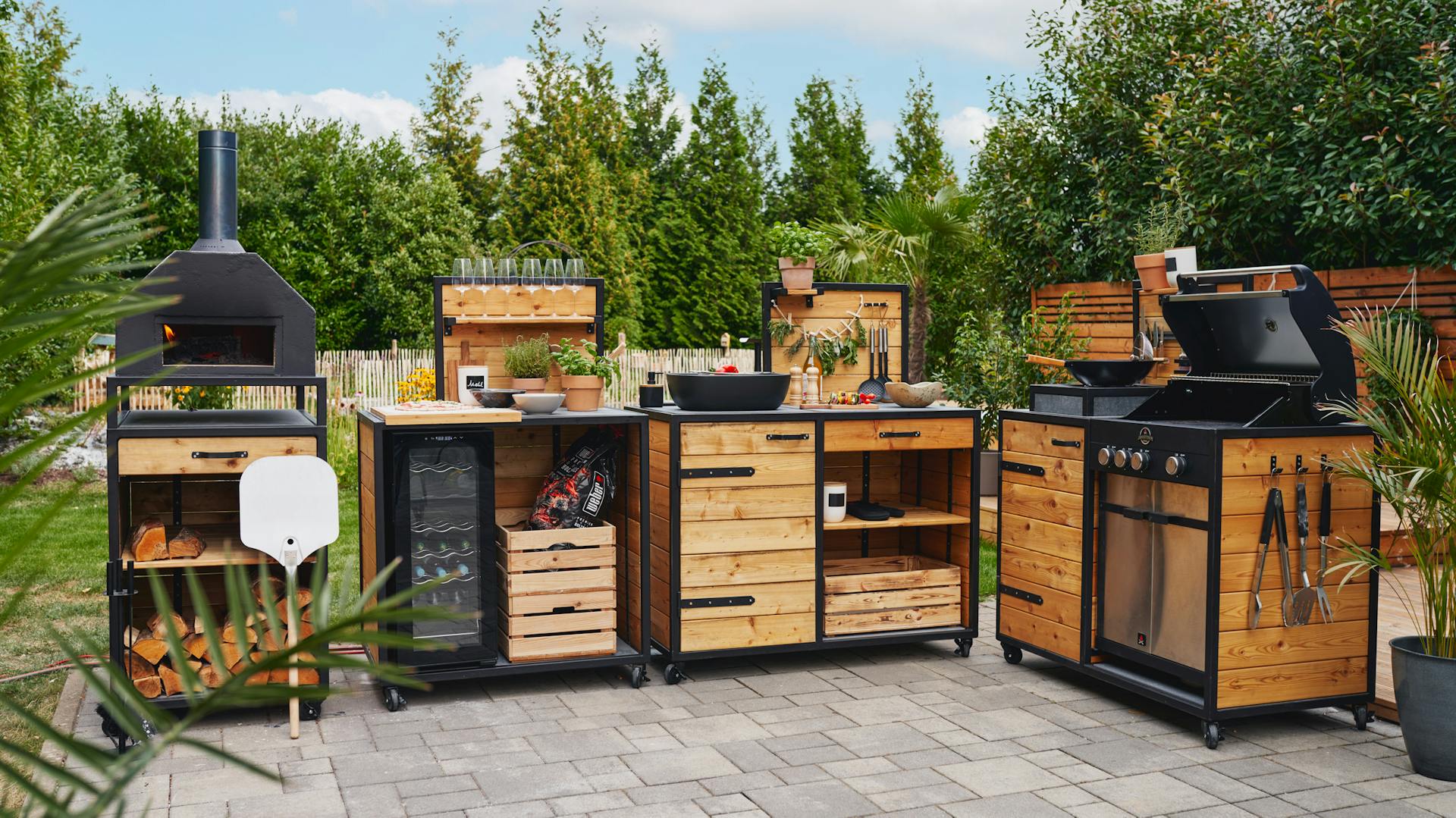 Outdoorkueche "Alfons" von den OBI Selbstbaumöbeln: Außenküche in Holz-Optik mit Waschbecken, Pizzaofen und großer Arbeitsfläche.