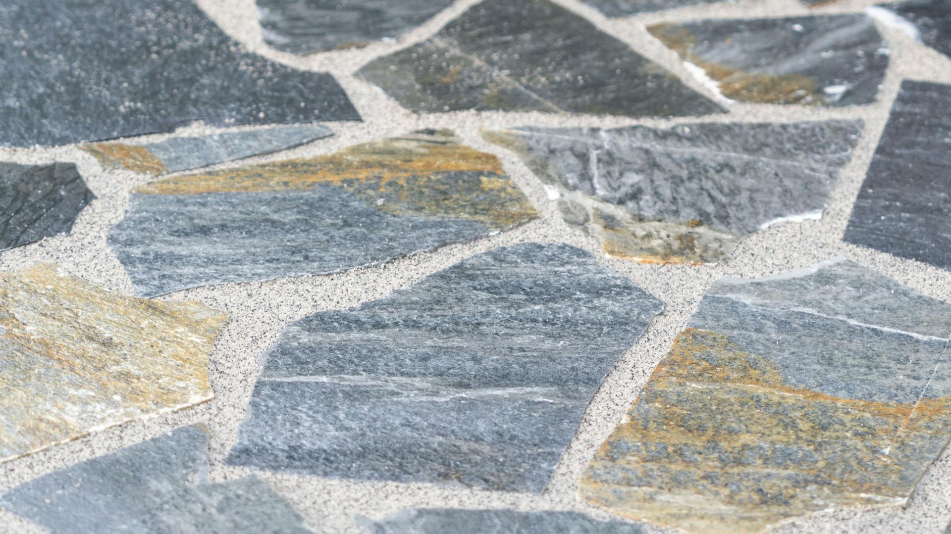 Terrasse aus Polygonalplatten