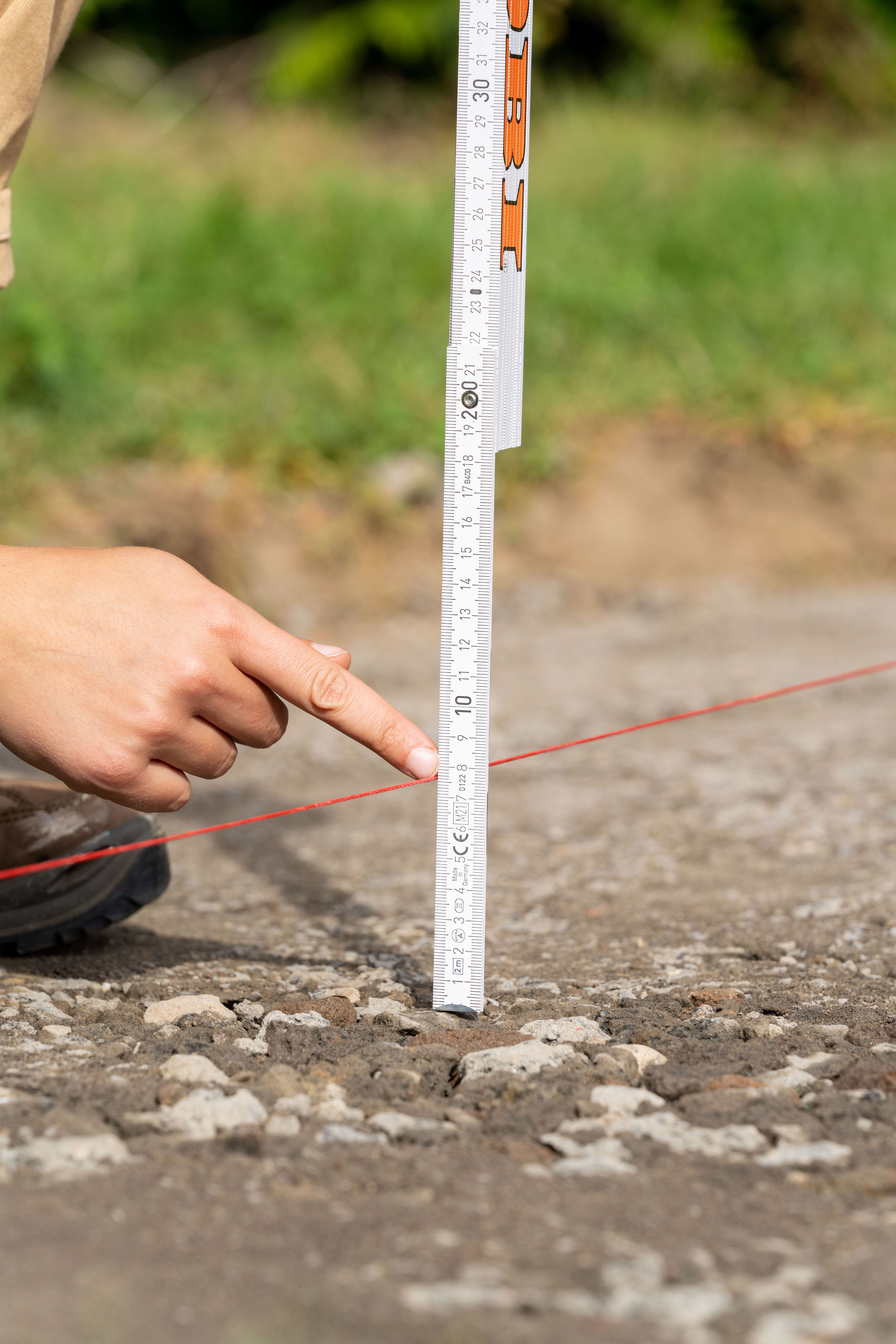 Ruka so skladacím metrom pri špagáte