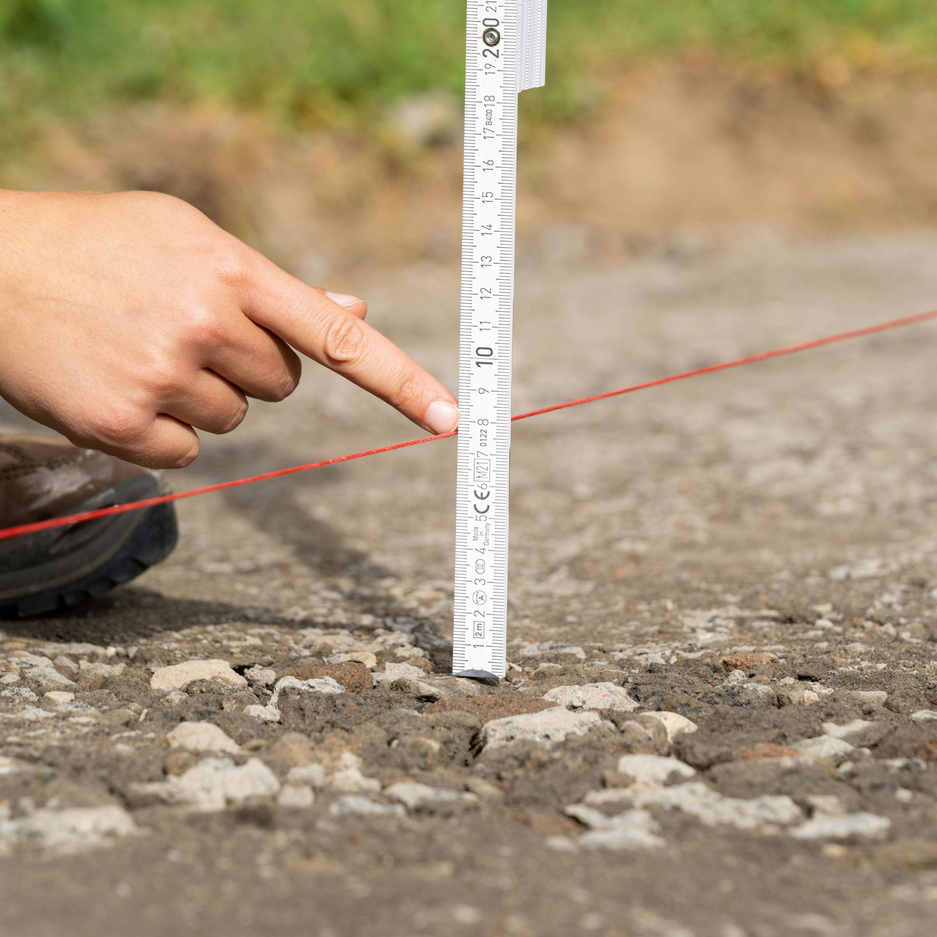 Ruka so skladacím metrom pri špagáte