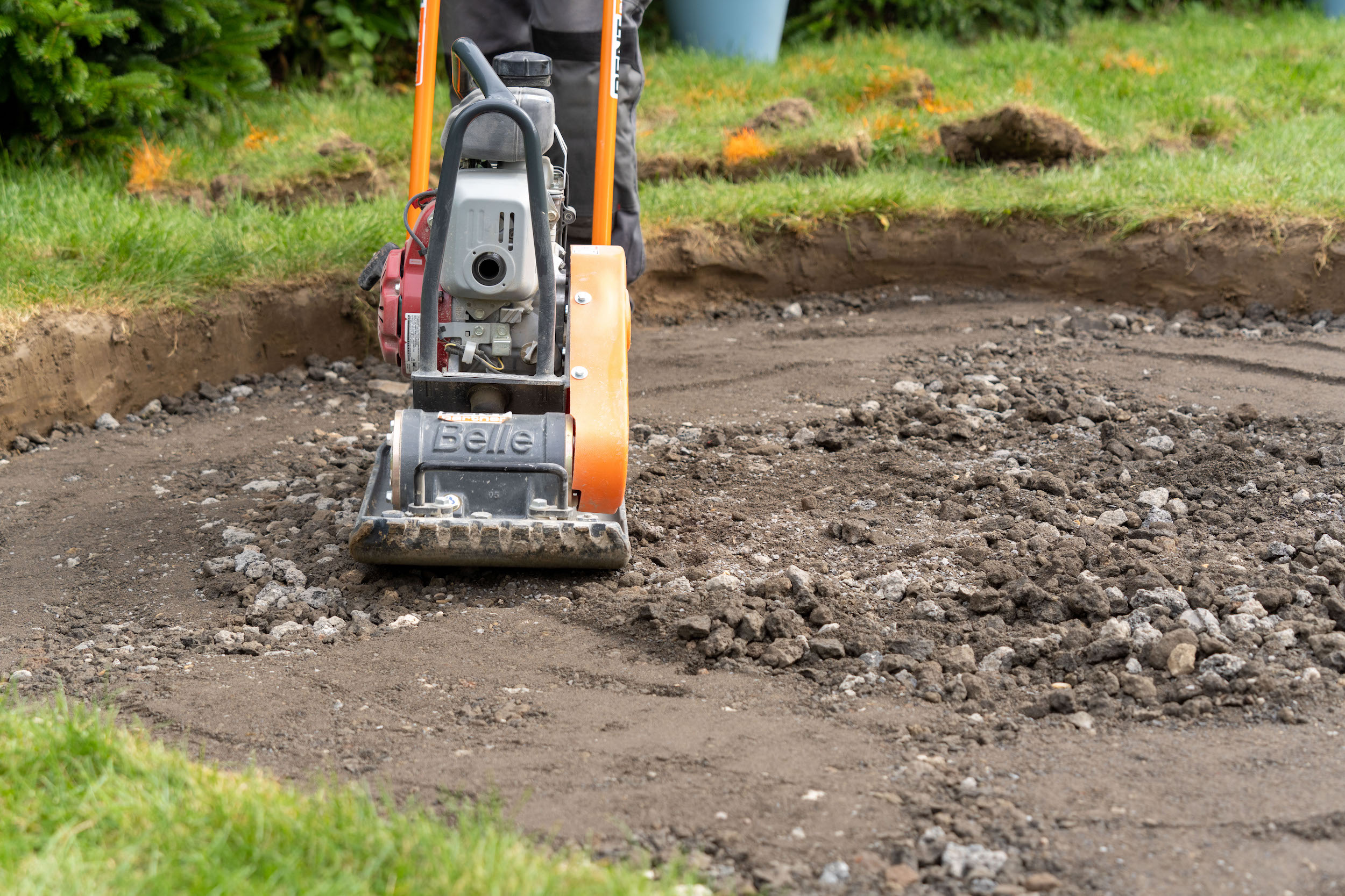 Vibračná doska v jame