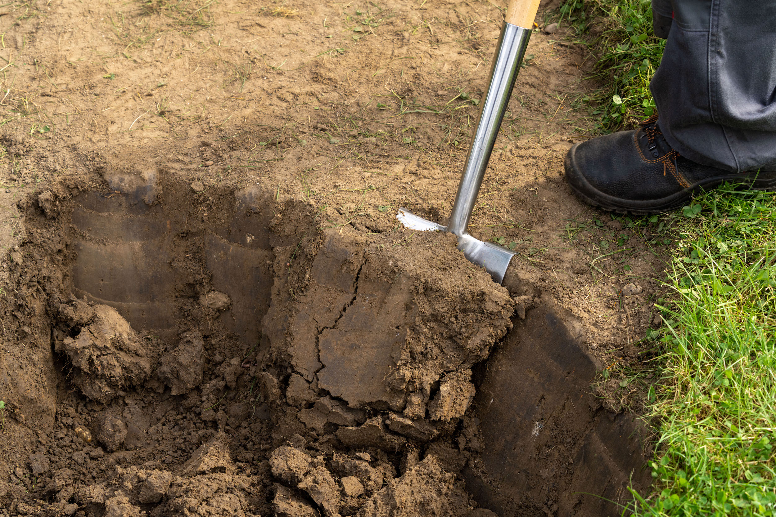 Rýľ odstraňujúci zem