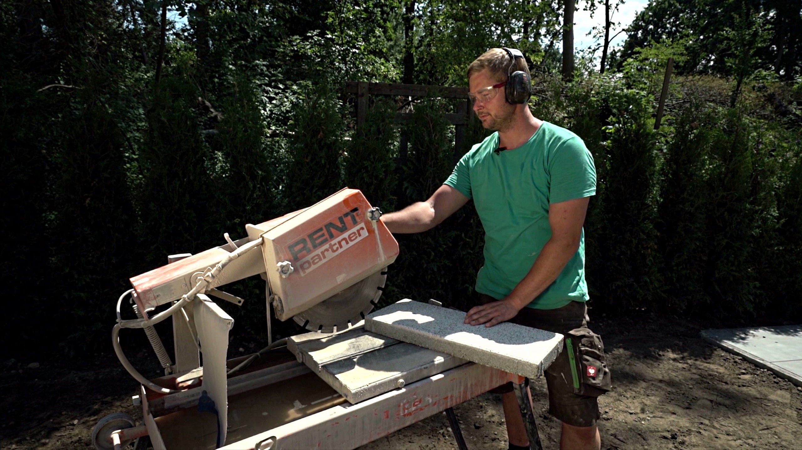 Handwerker bedient Nassschneidemaschine