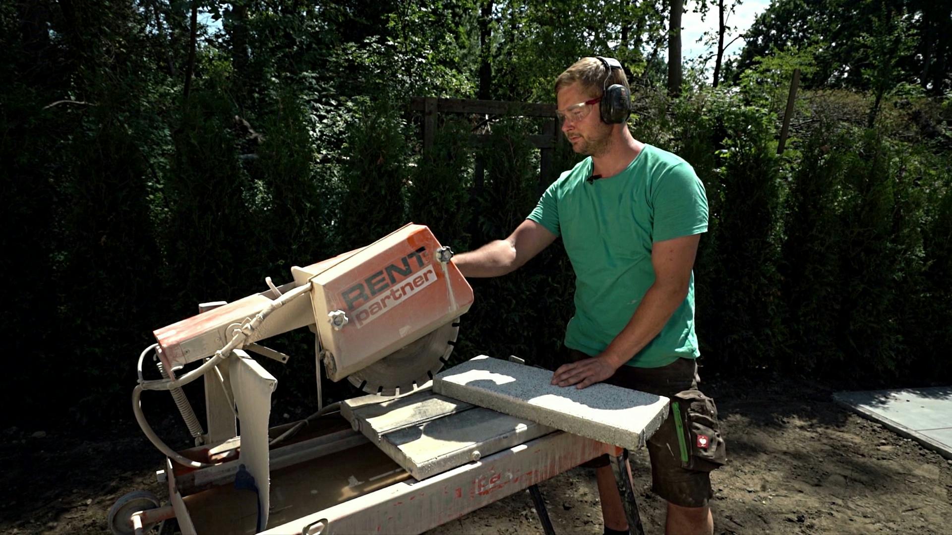Handwerker bedient Nassschneidemaschine