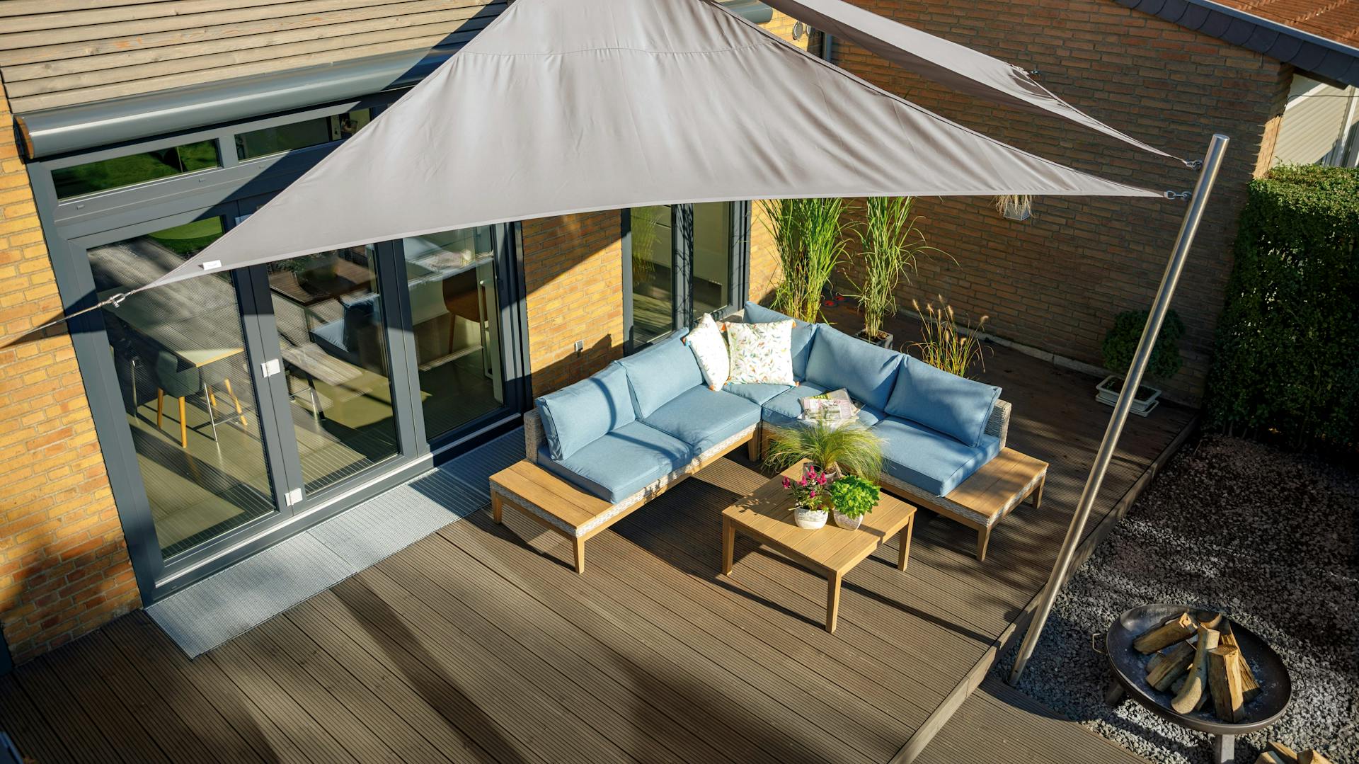 Neugestalteter Sitzplatz mit Palettenmöbeln am See