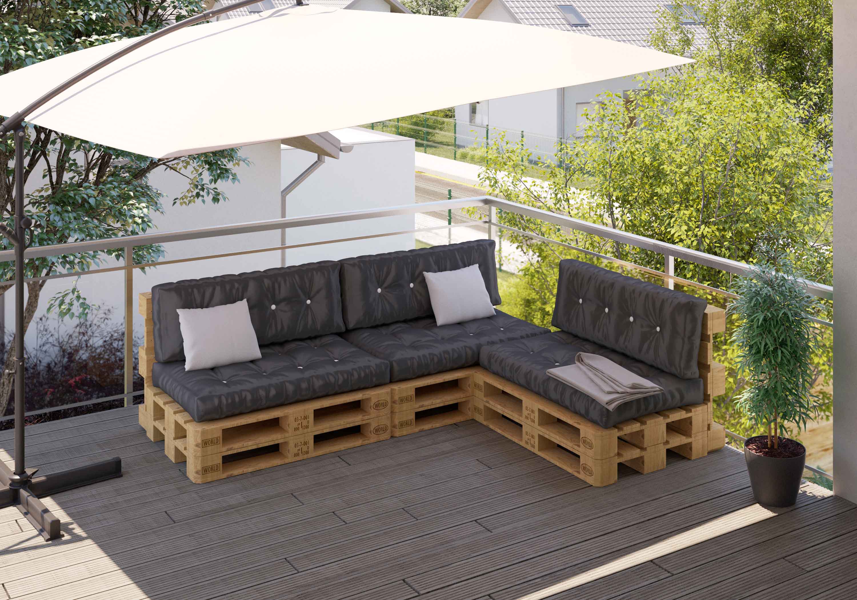  Una terrazza di WPC con una tenda scura e sedie in polyrattan