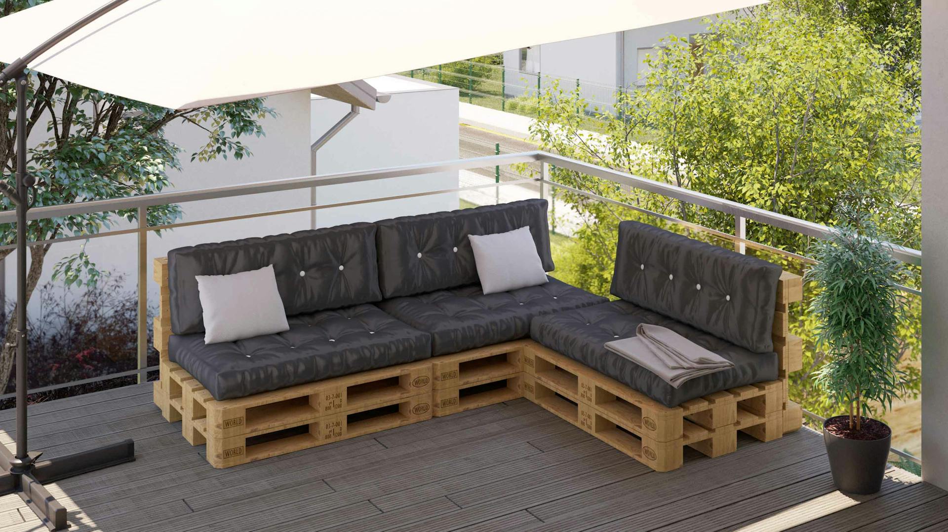 Una terrazza di WPC con una tenda scura e sedie in polyrattan