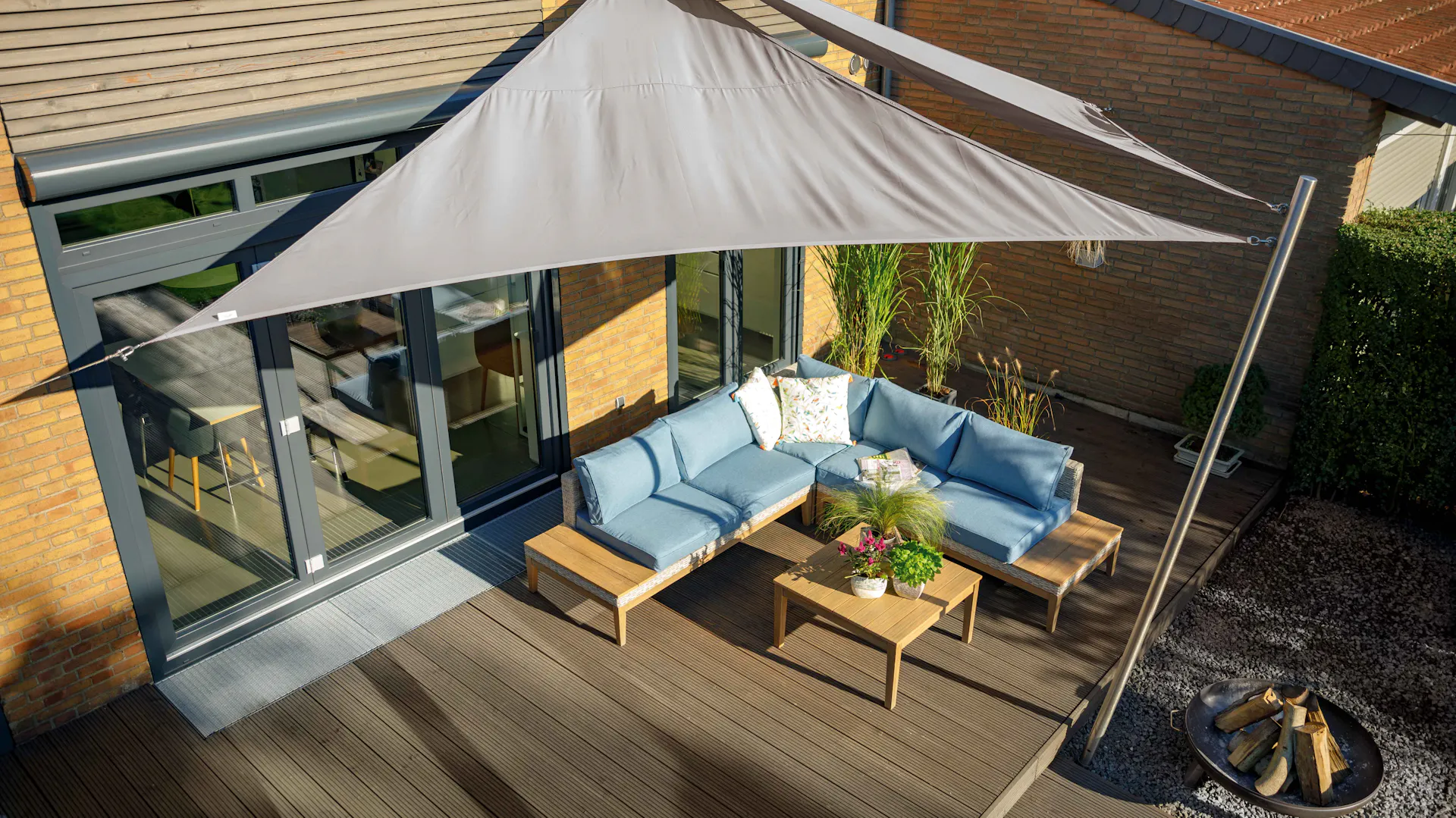 Terrazza dall’alto con tenda da sole a vela e divano esterno