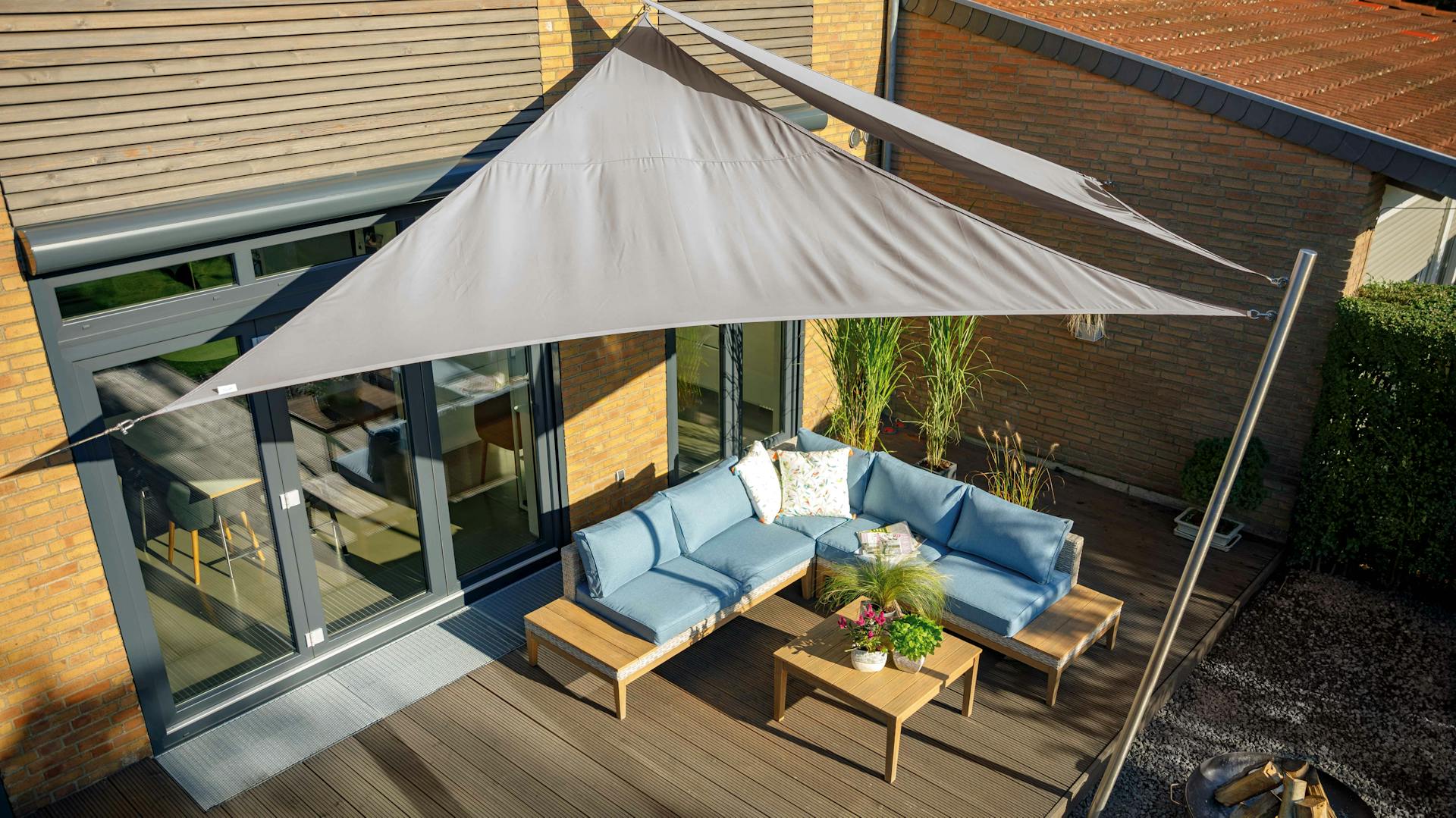 Moderner Terrasse mit Sonnensegeln