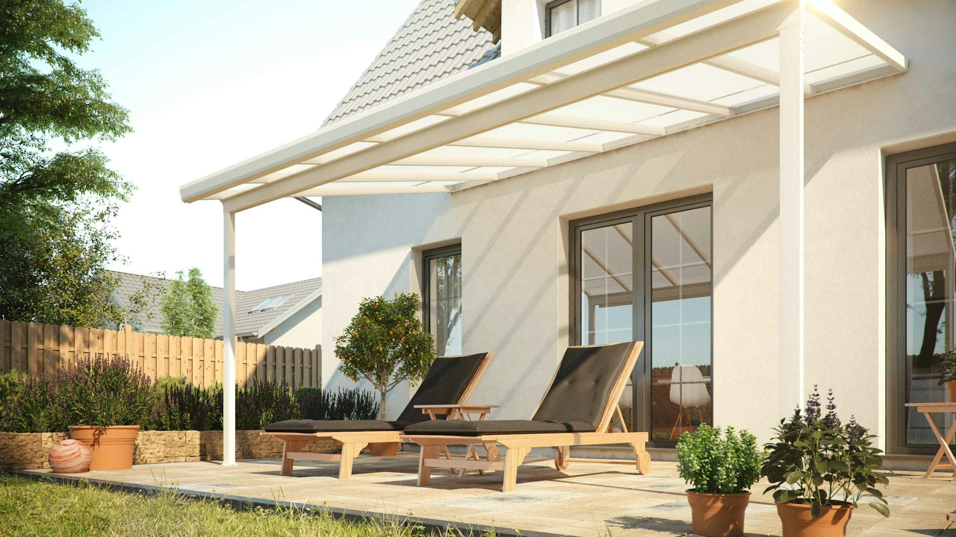 Terrasse mit einer festmontierten Terrassenüberdachung