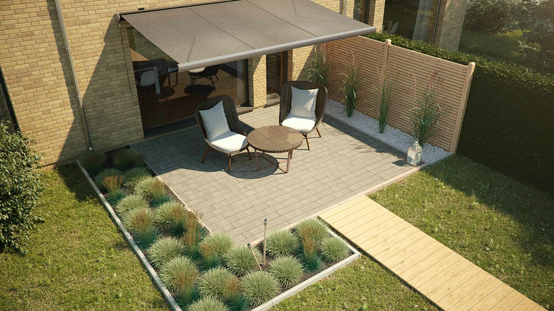 Terrasse mit einer Markise als Sonnenschutz und Pflanzen als Sichtschutz