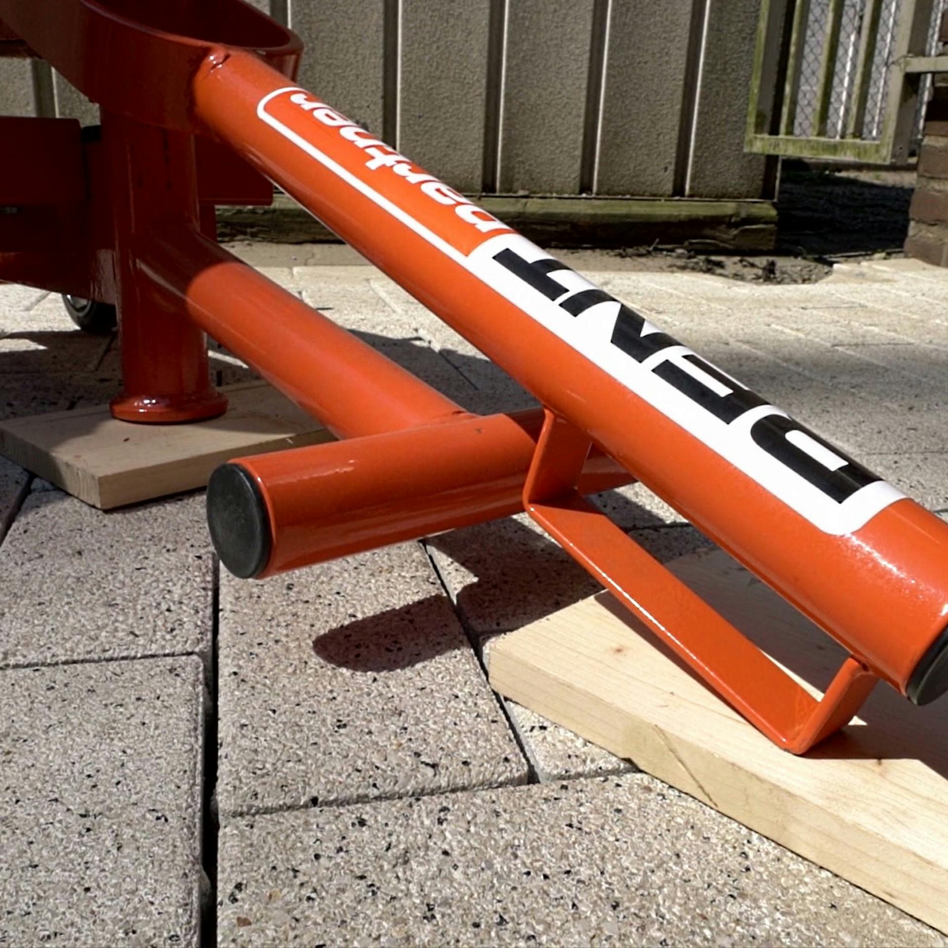 Ein Steinschneider steht auf Holzbrettern