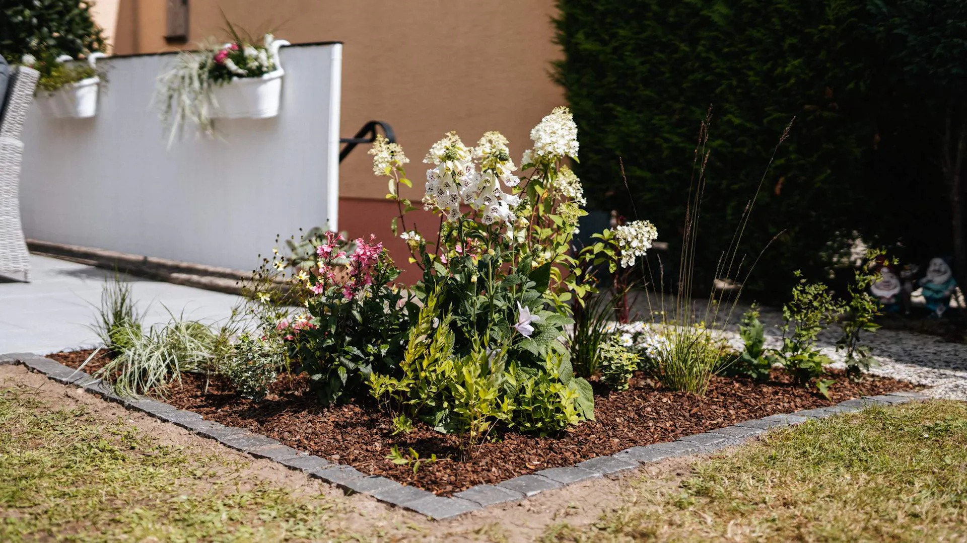 Blumenbeet an Wiese