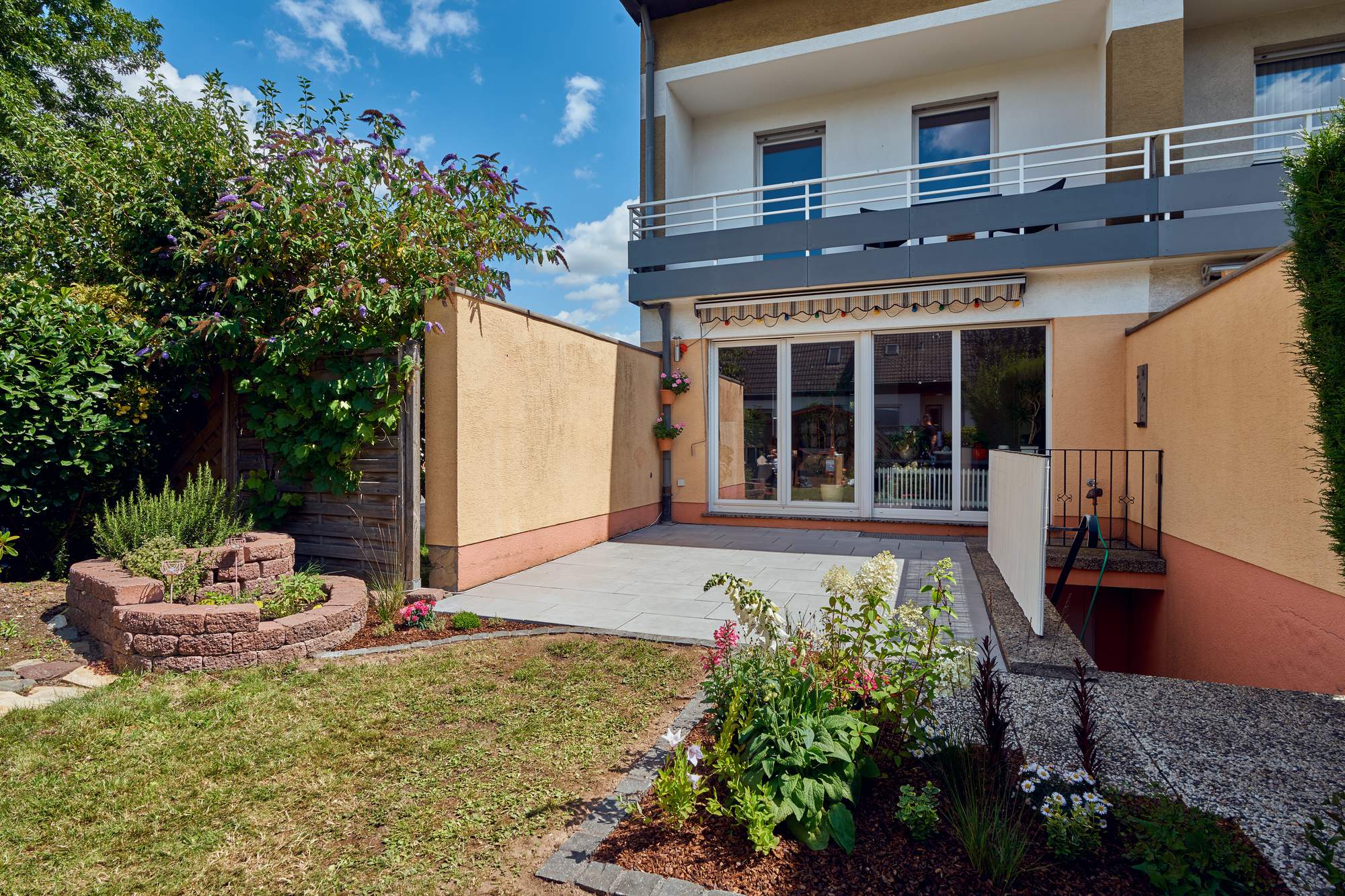 Garten mit Terrasse aus Betonplatten