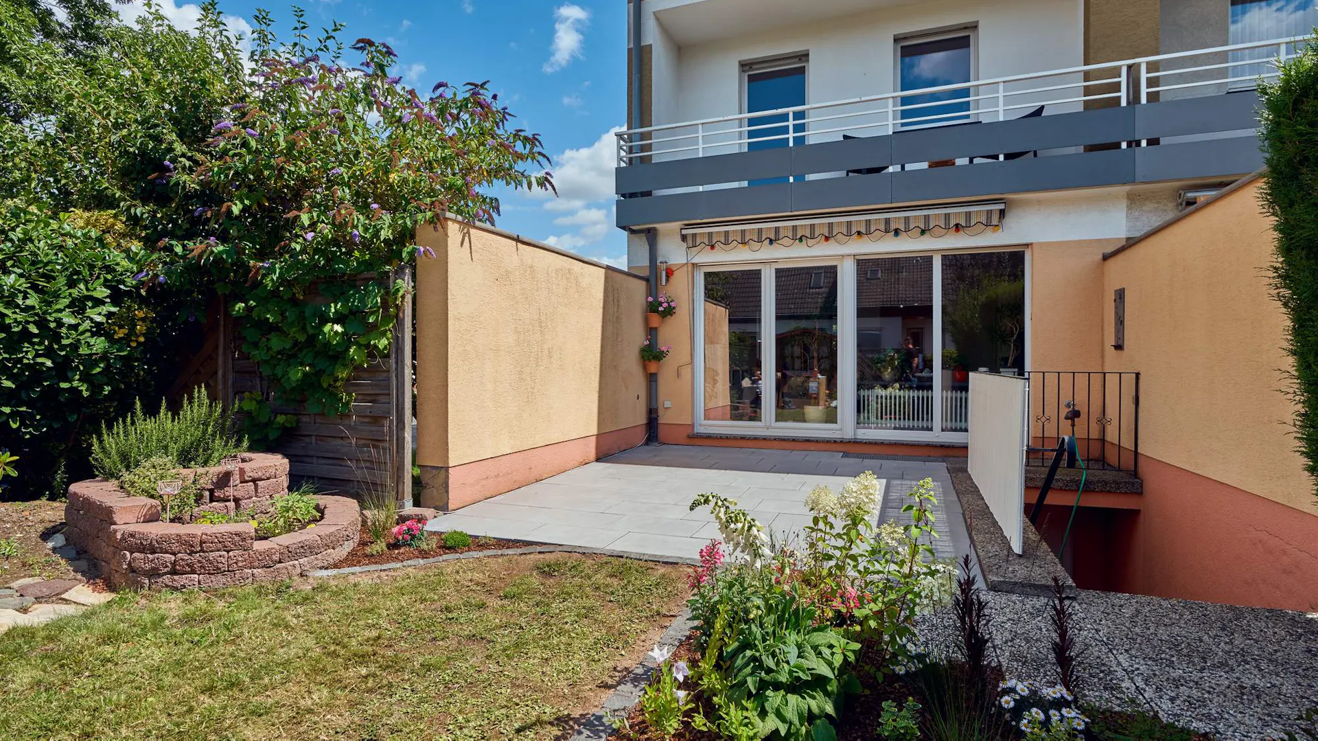 Garten mit Terrasse aus Betonplatten