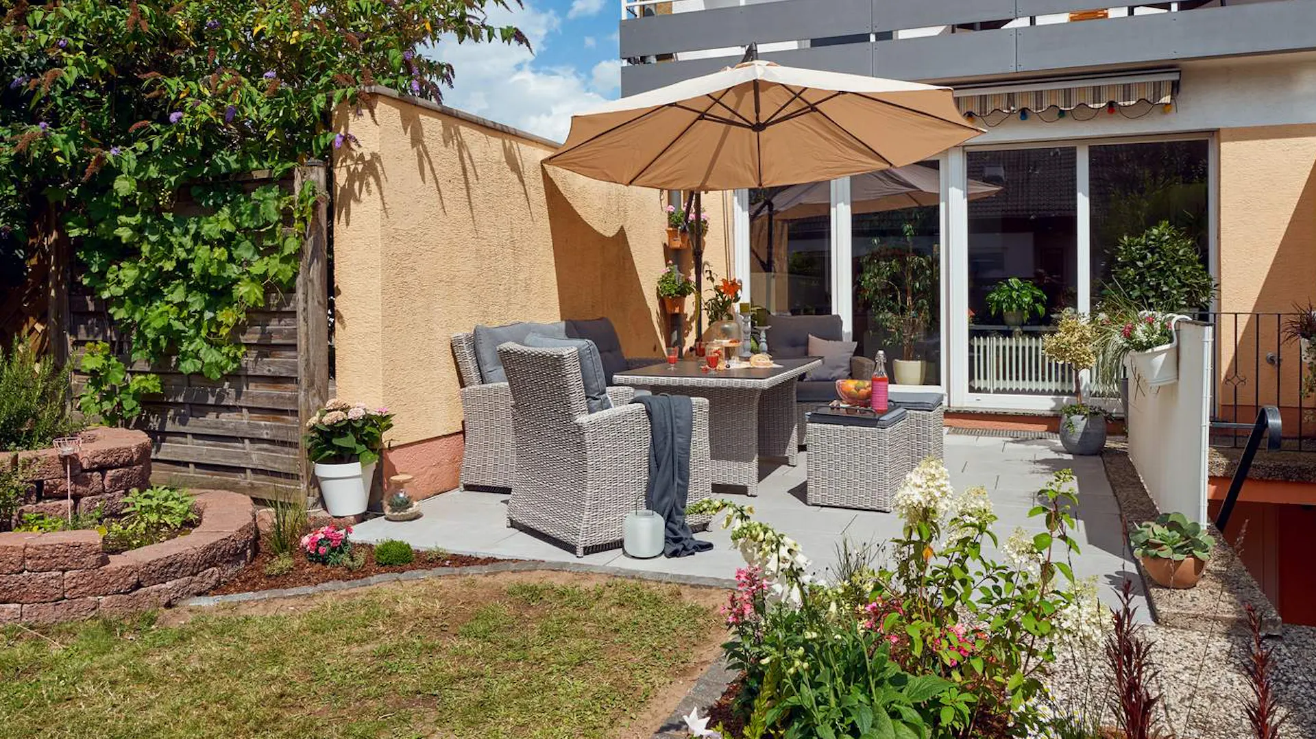 Garten mit Terrasse und Loungemöbeln