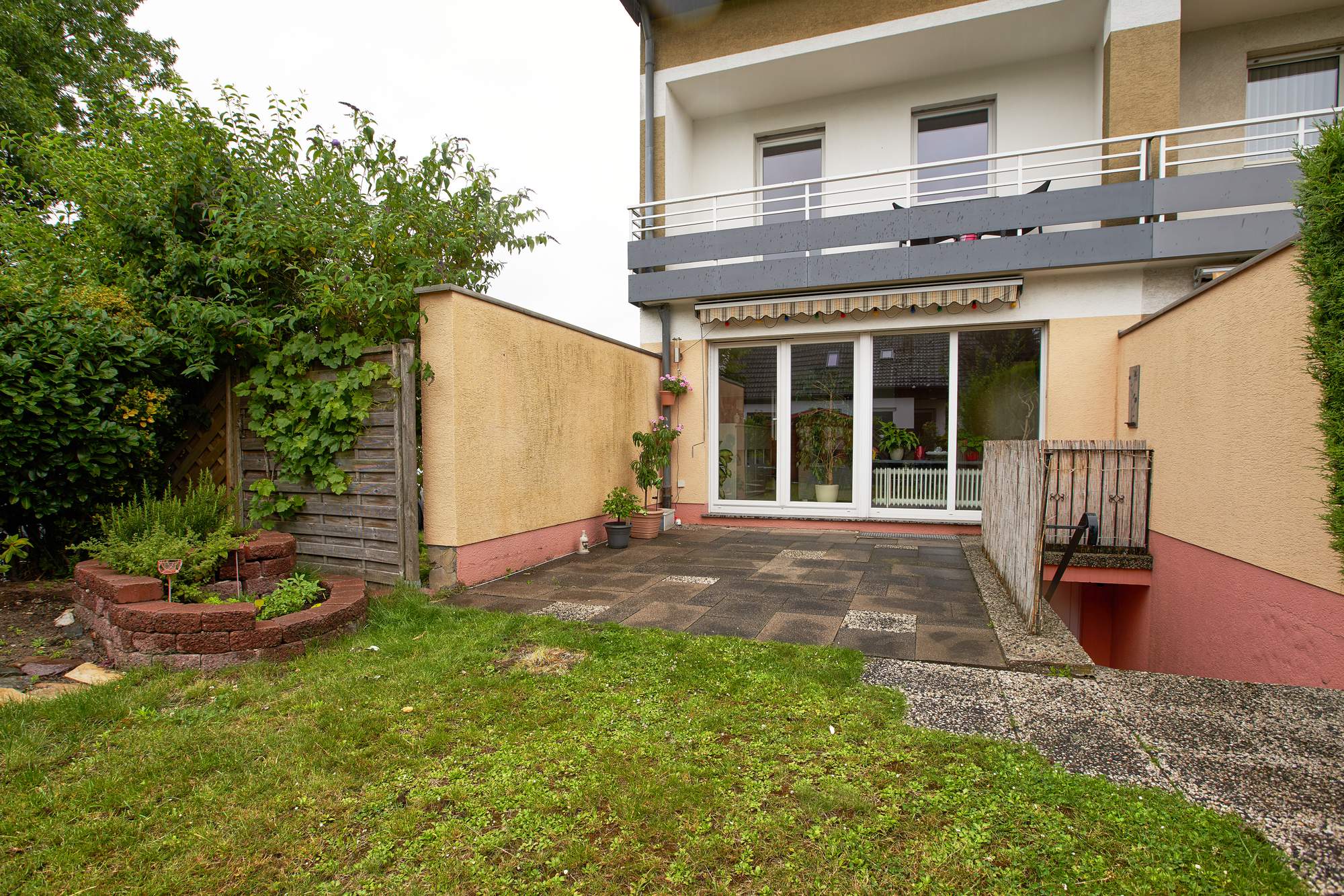 Garten mit Steinterrasse