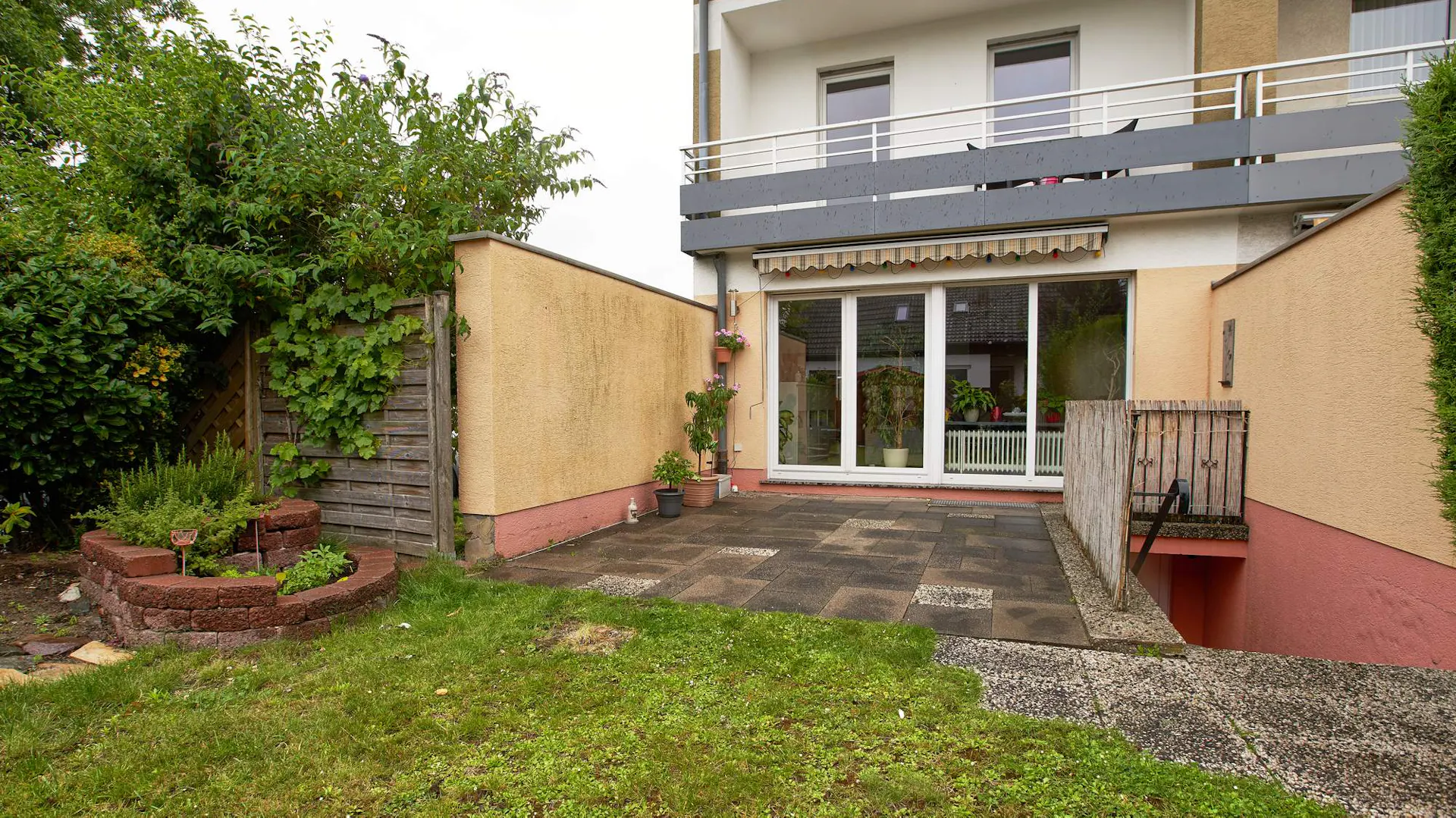 Garten mit Steinterrasse