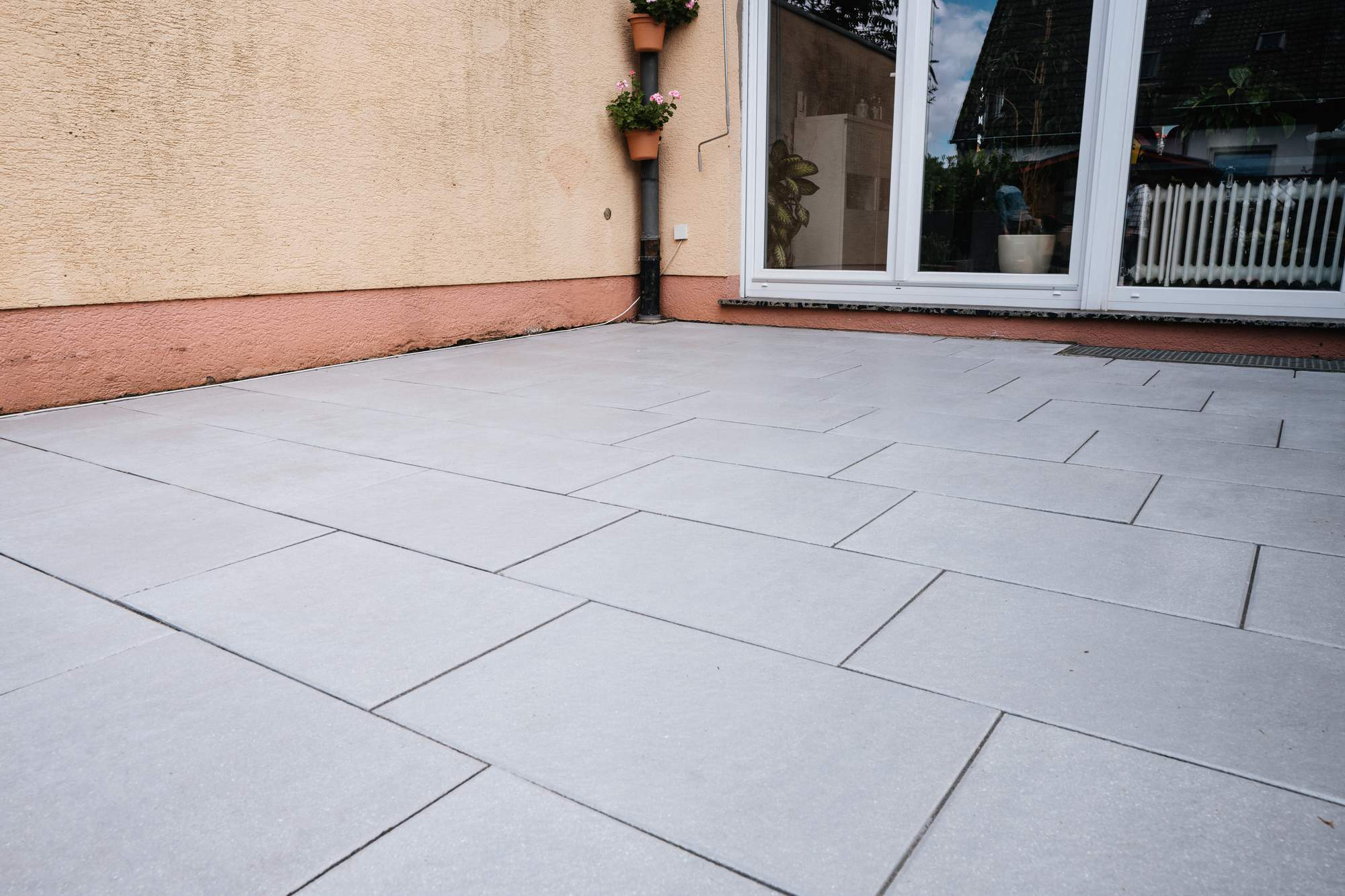 Gehwegplatten verlegen im Garten Anleitung OBI