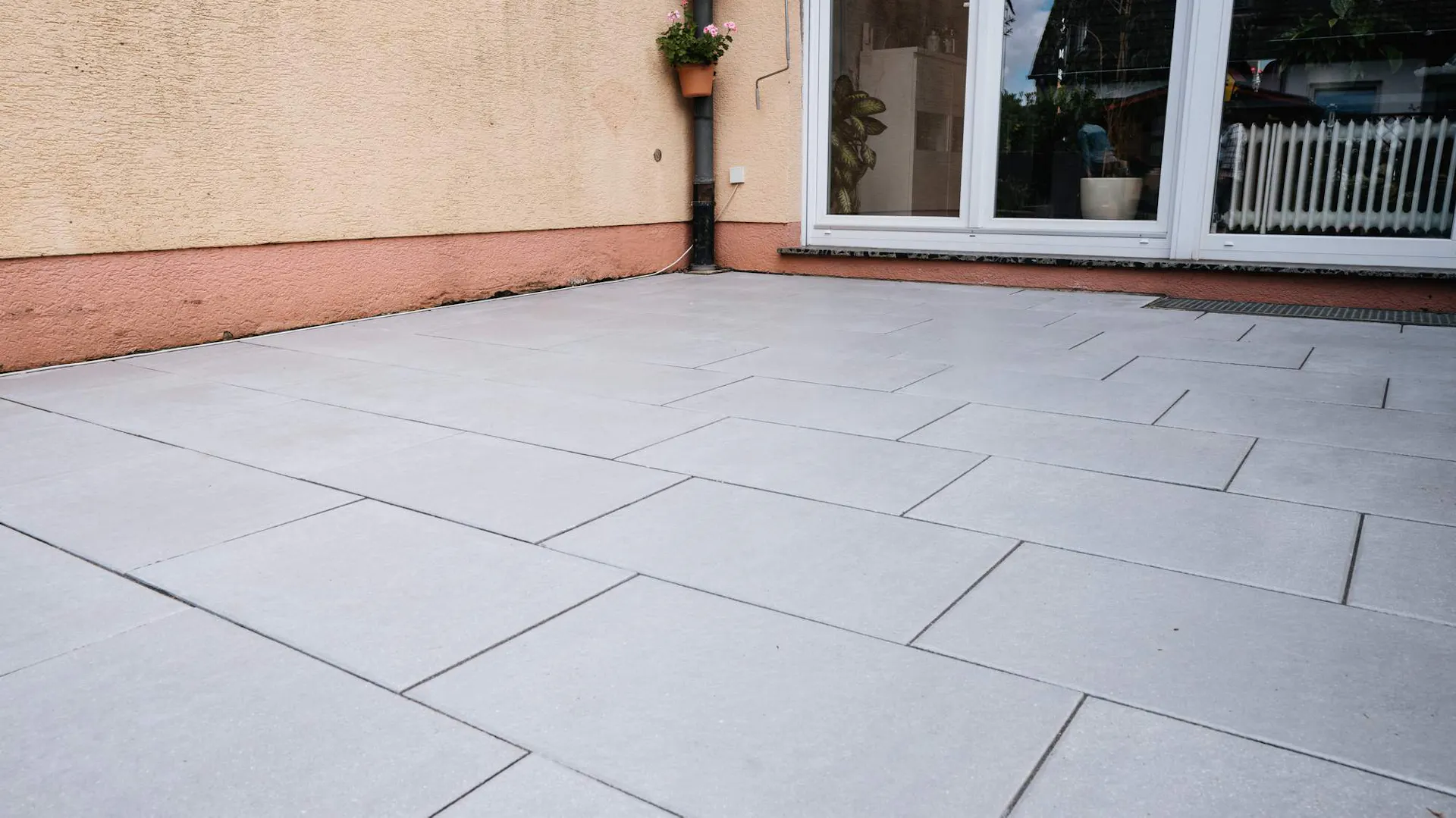 Terrasse aus grauen Betonplatten