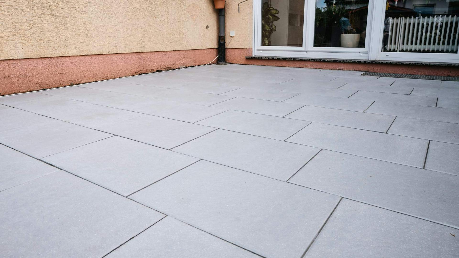Chodník s betónovými dlaždicami pred terasovými dverami