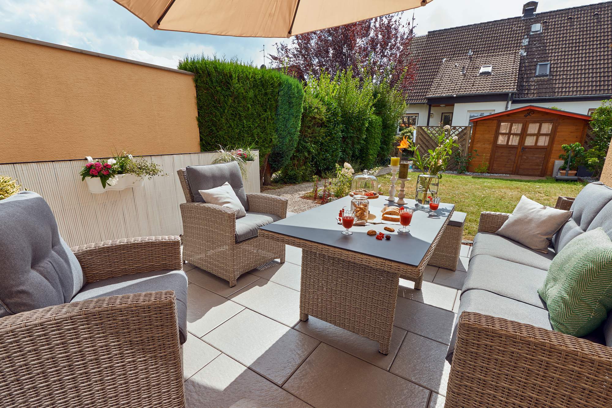 Loungemöbel auf Betonterrasse