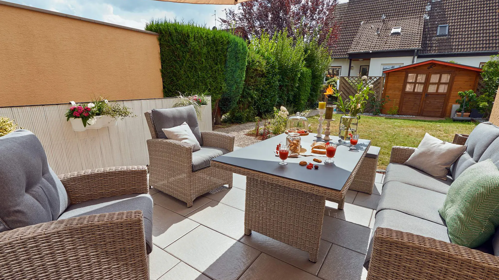 Loungemöbel auf Betonterrasse