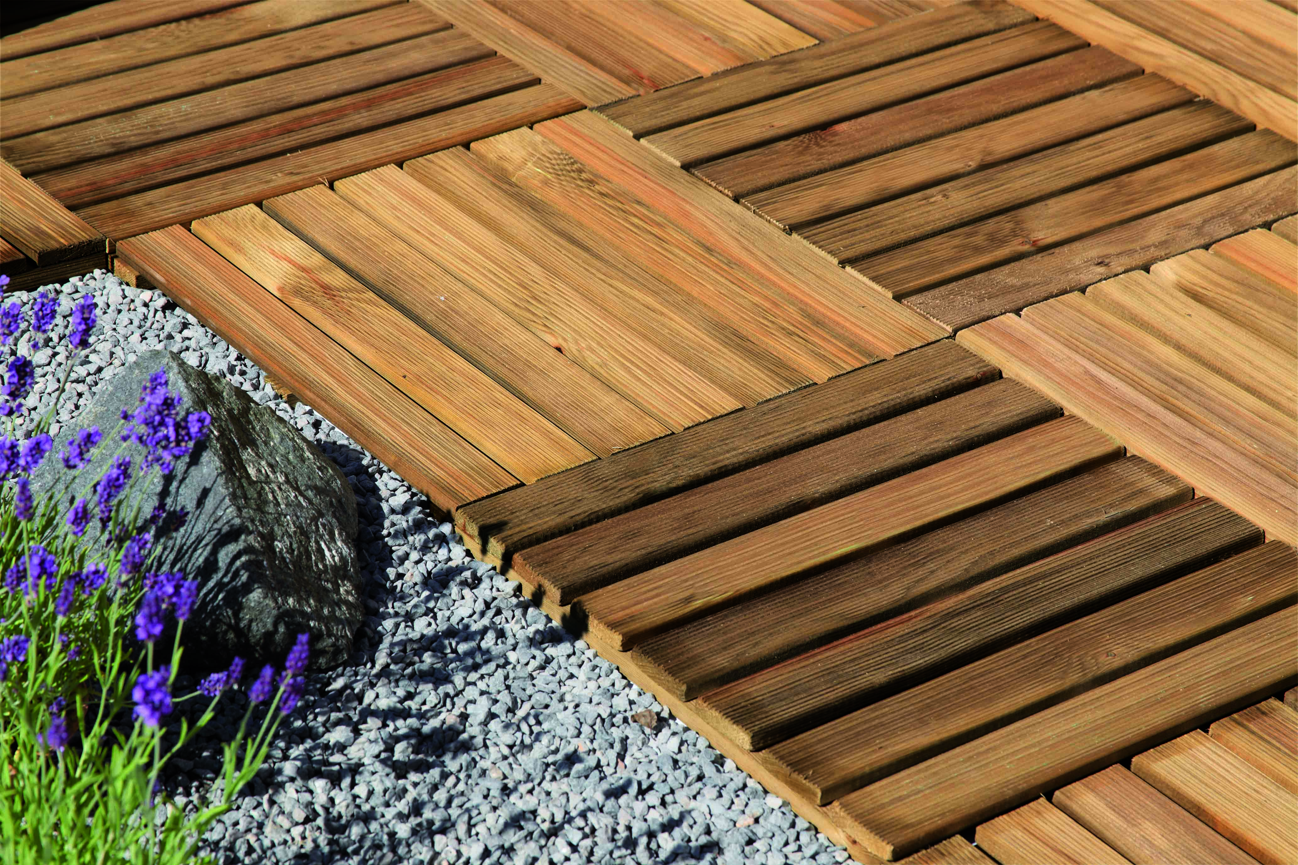 Terrasse mit Klickfliese aus Holz